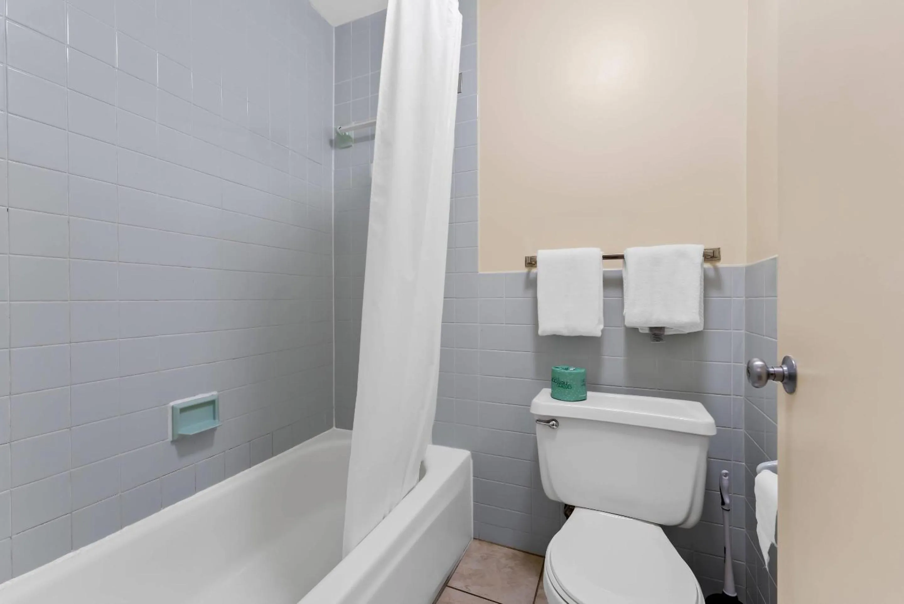 Bedroom in Econo Lodge Fredericksburg near I-95