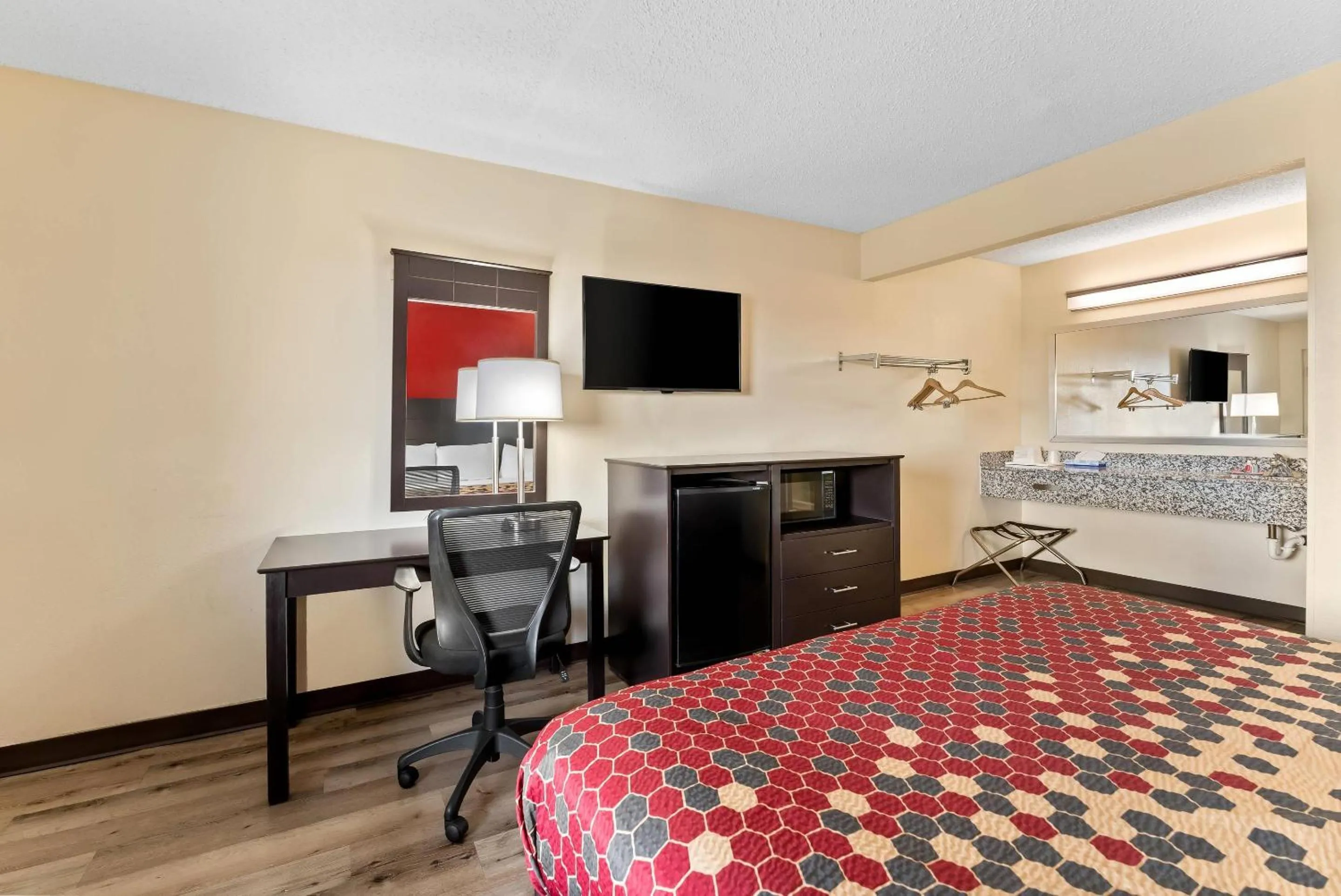 Bedroom, Bed in Econo Lodge Fredericksburg near I-95