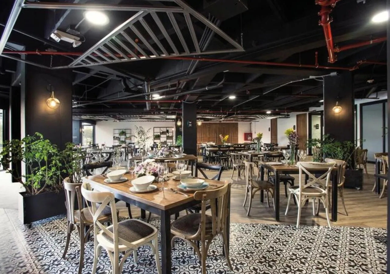 Restaurant/places to eat in Hotel Lagoon