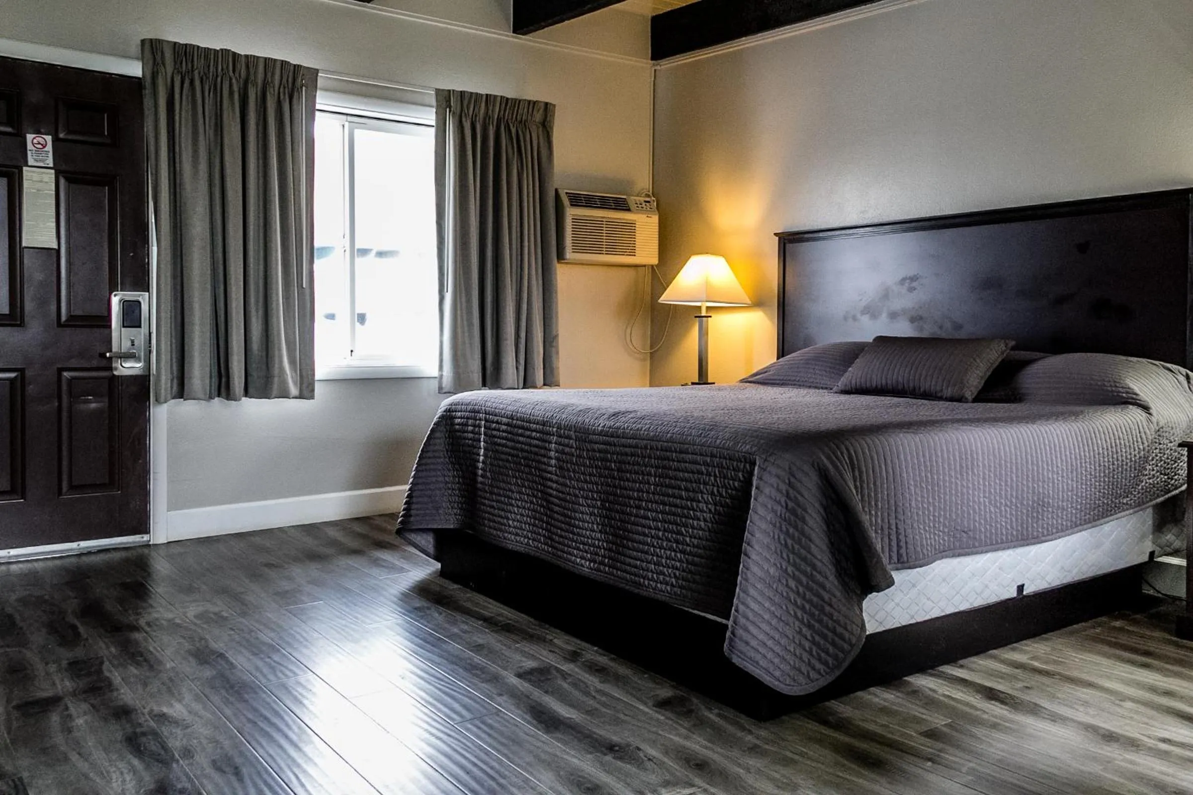 Bed in Lakeview Lodge Motel