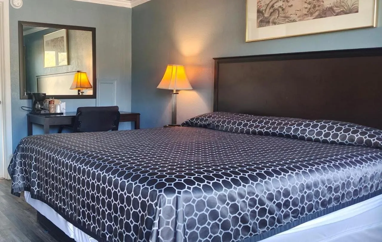 Bed in Lakeview Lodge Motel