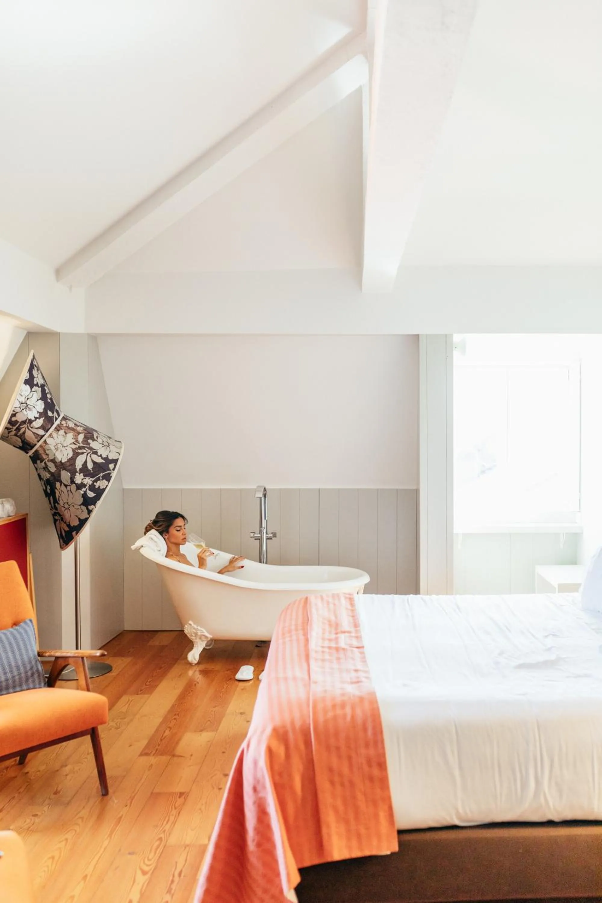 Communal lounge/ TV room, Bed in Lisboa Carmo Hotel