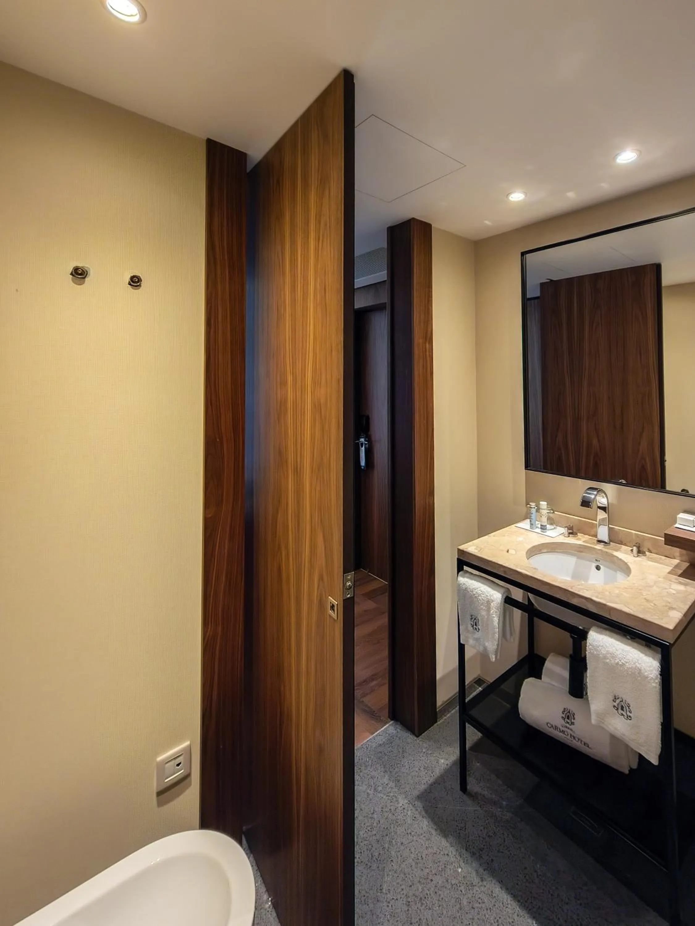 Bathroom in Lisboa Carmo Hotel