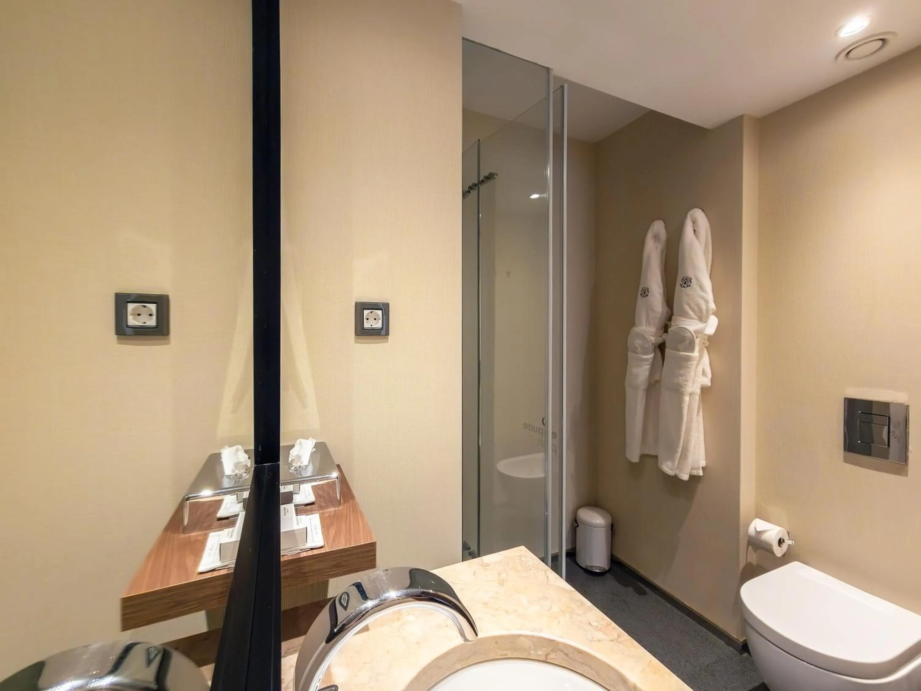 Bathroom in Lisboa Carmo Hotel