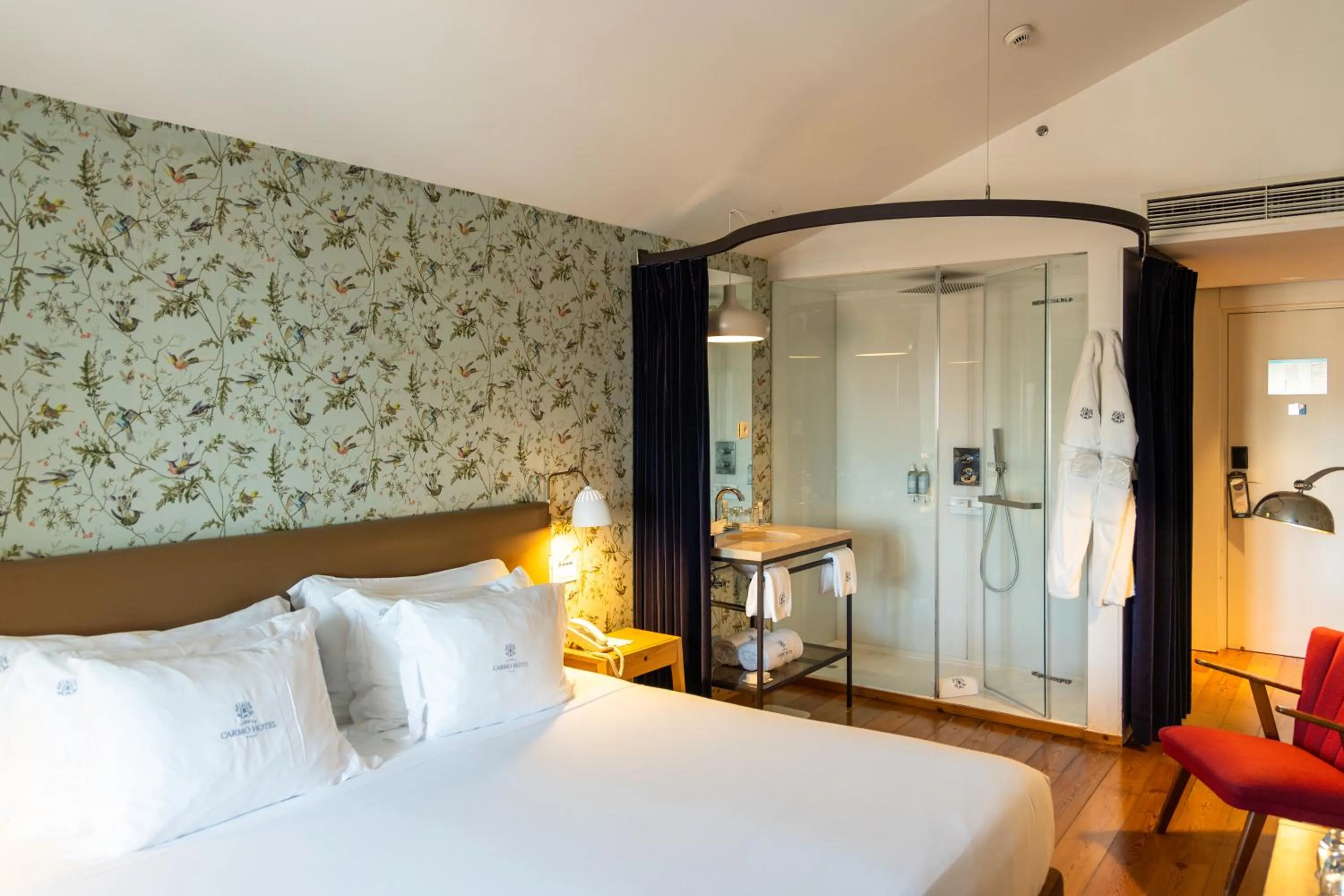 Shower, Bed in Lisboa Carmo Hotel