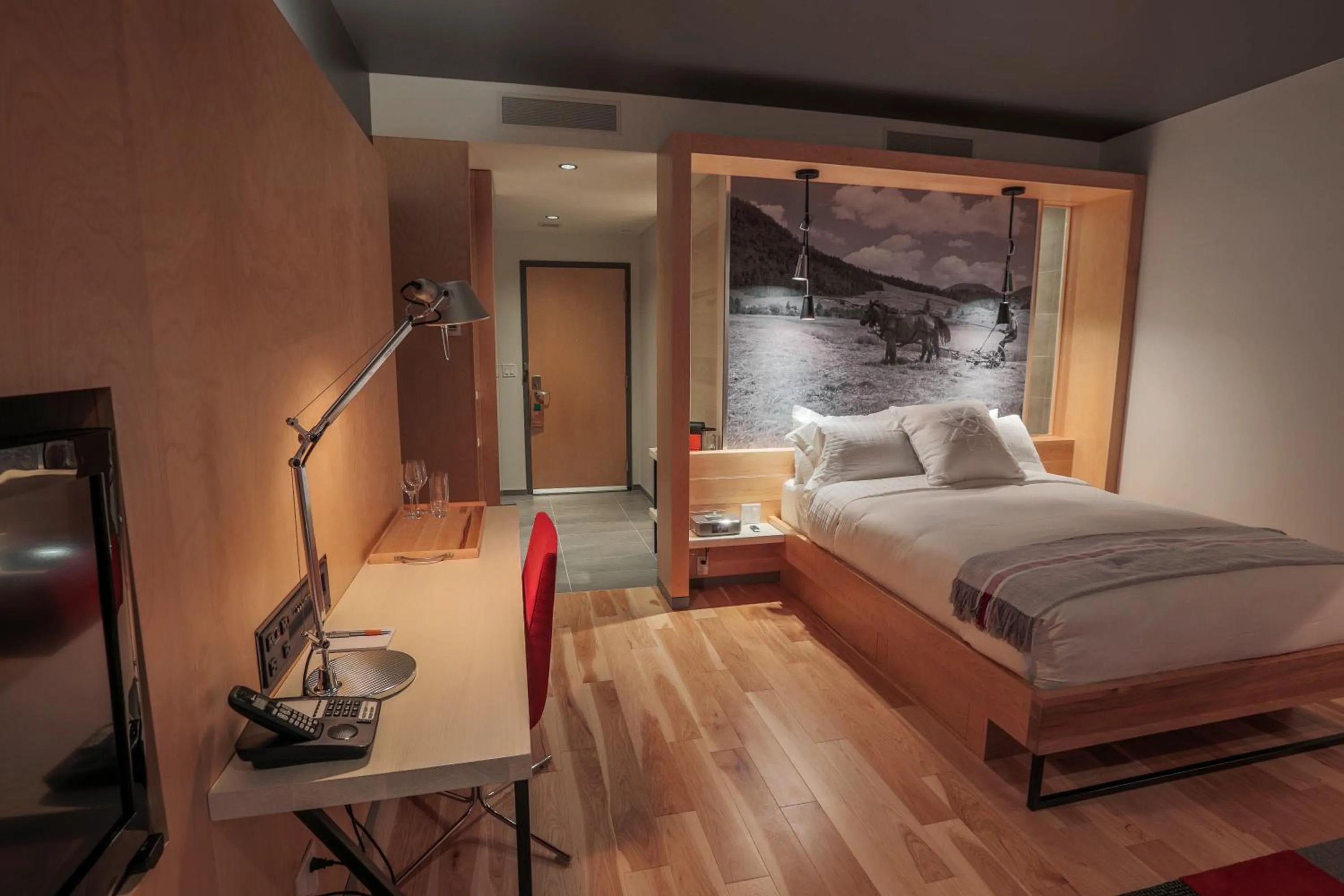 Photo of the whole room, Bed in Hôtel & Spa Le Germain Charlevoix