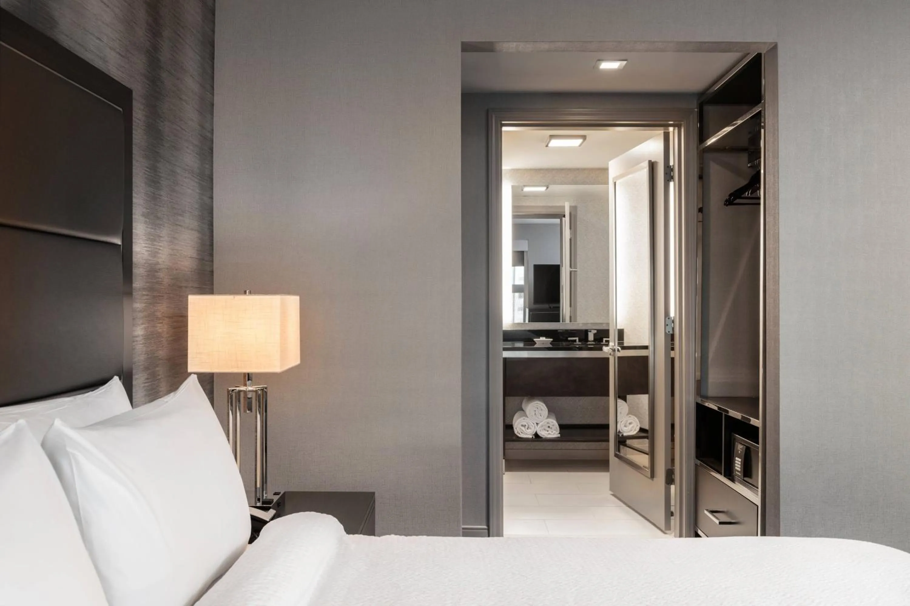 Photo of the whole room, Bed in Residence Inn by Marriott Boston Logan Airport/Chelsea