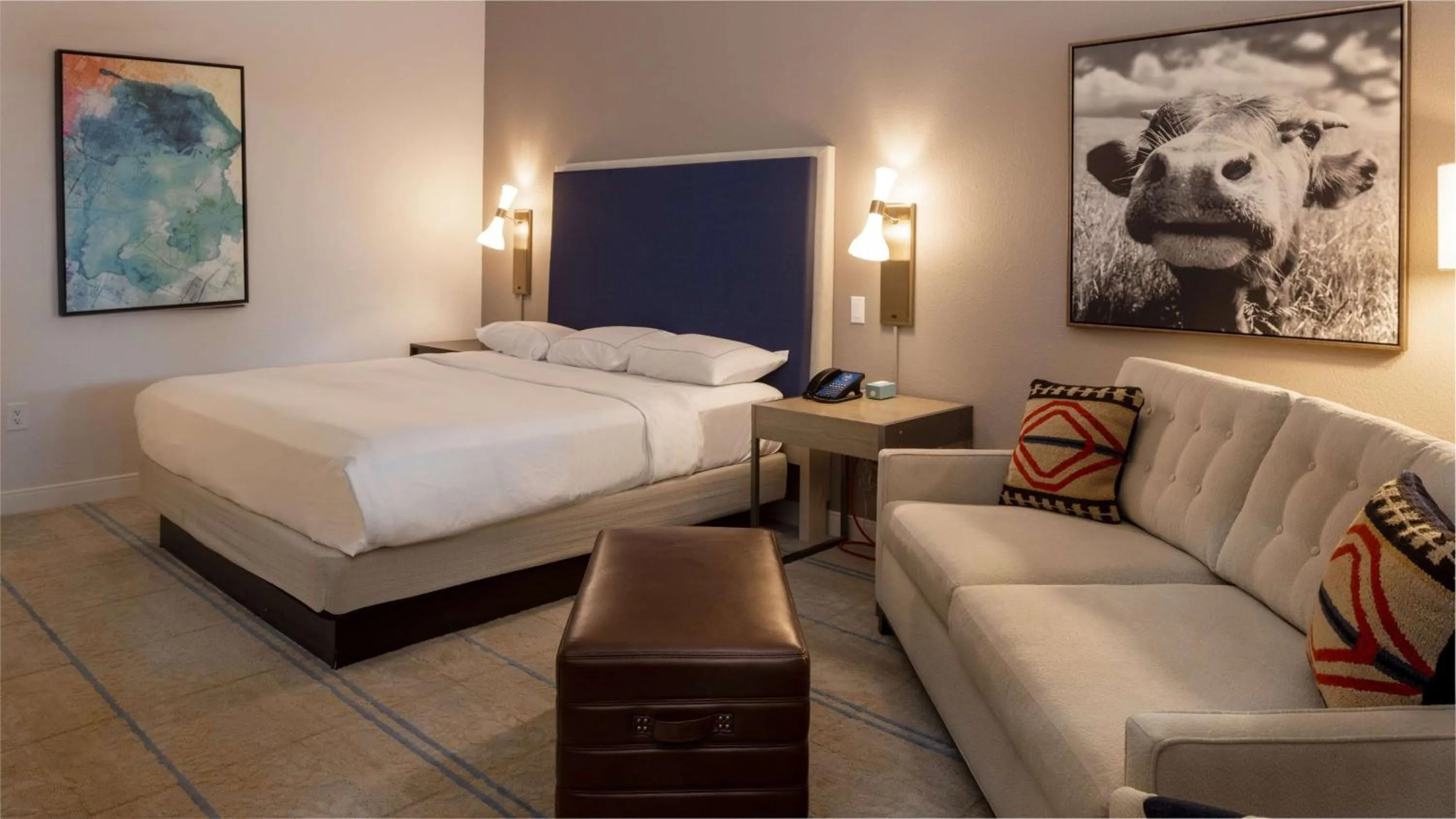 Living room, Bed in Hilton Austin Airport