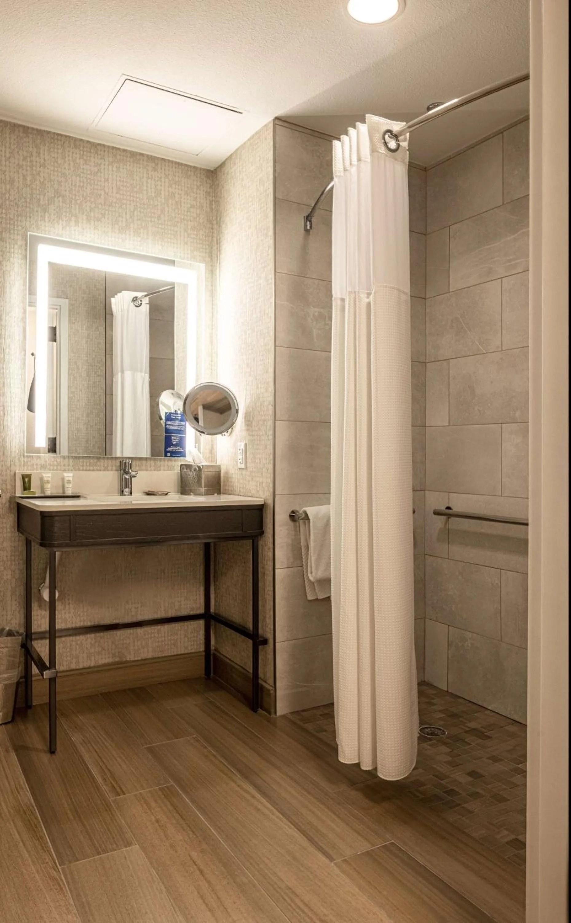 Bathroom in Hilton Austin Airport