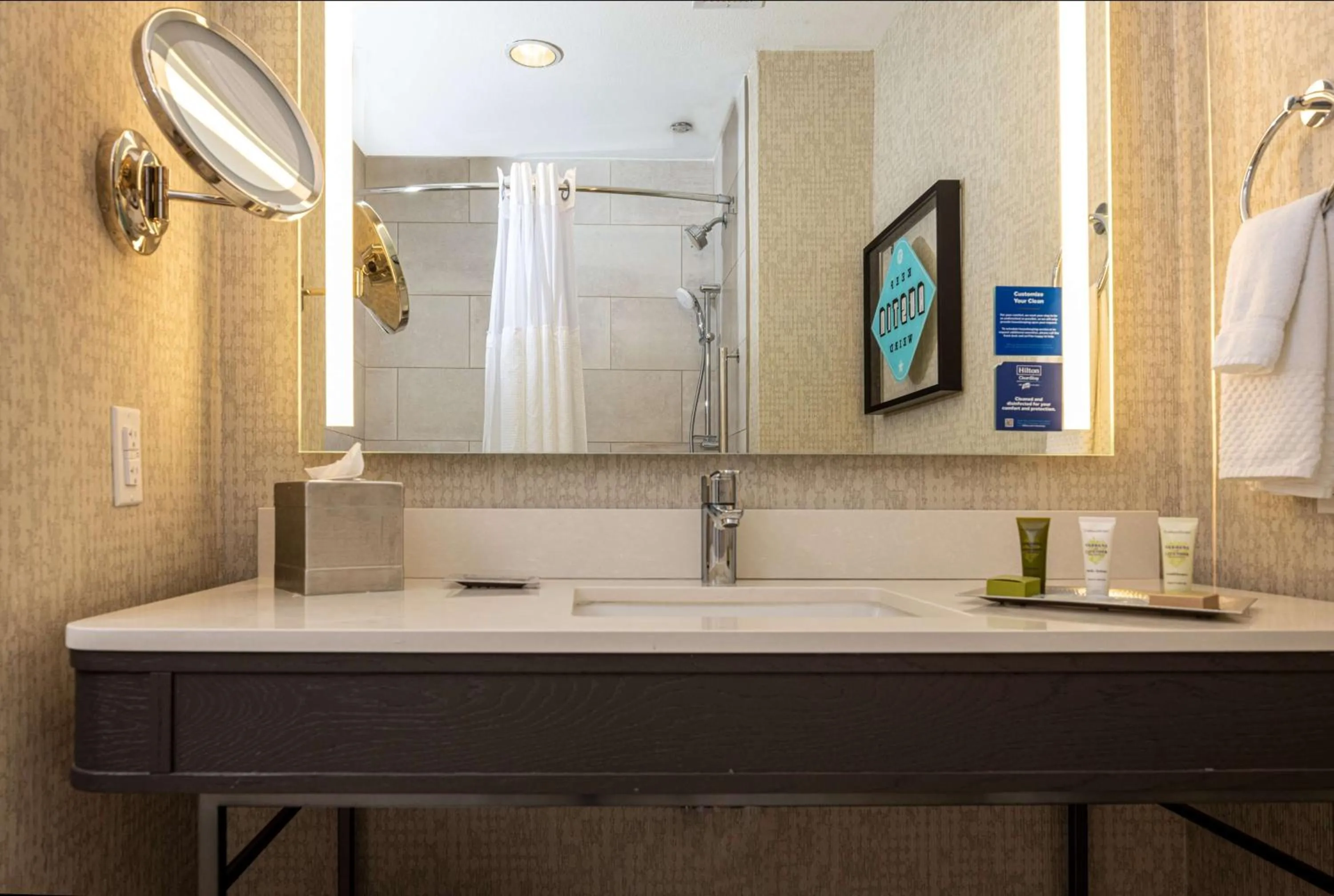 Bathroom in Hilton Austin Airport