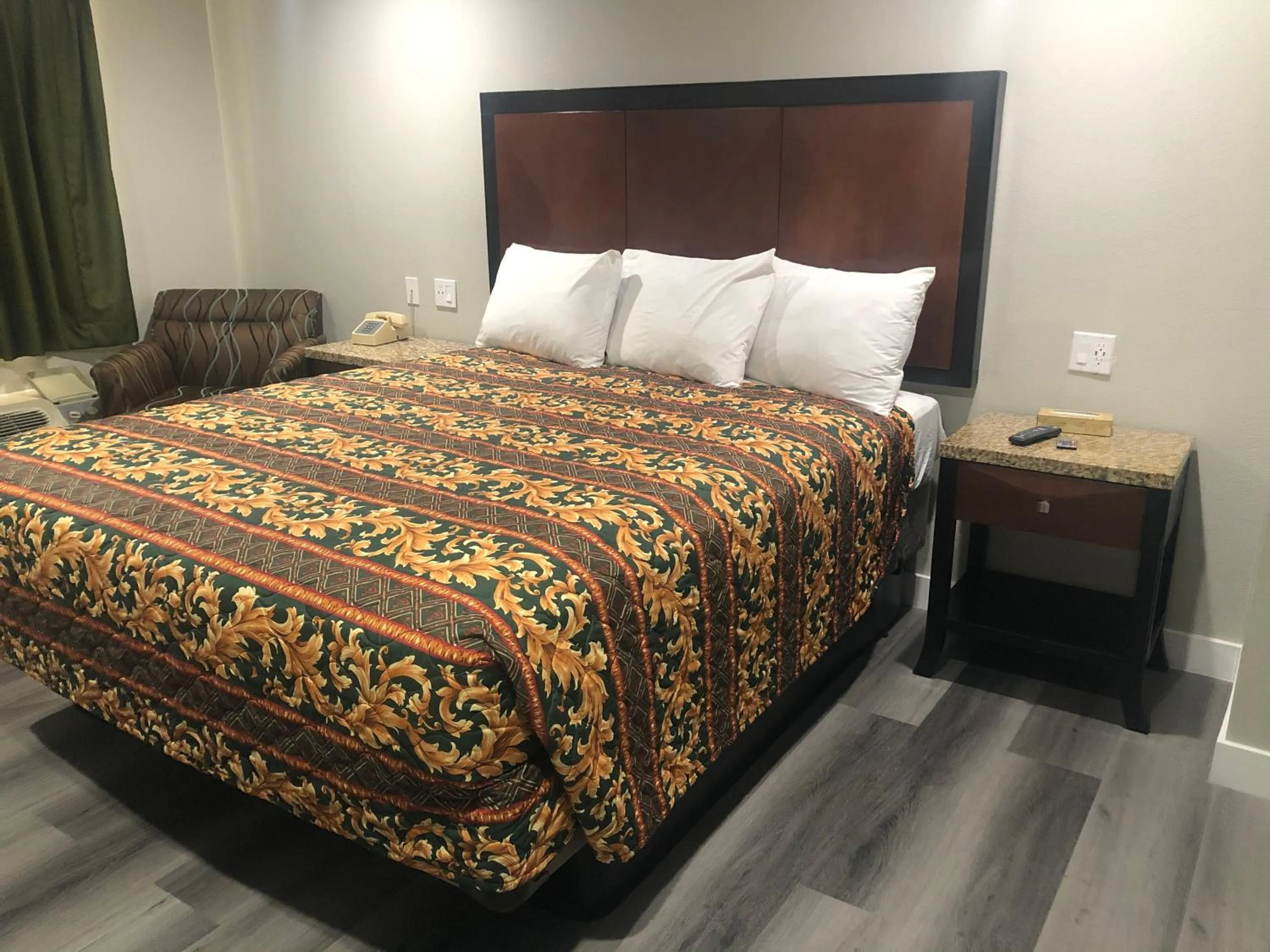 Bed in Economy Inn near Ontario Airport - Chino