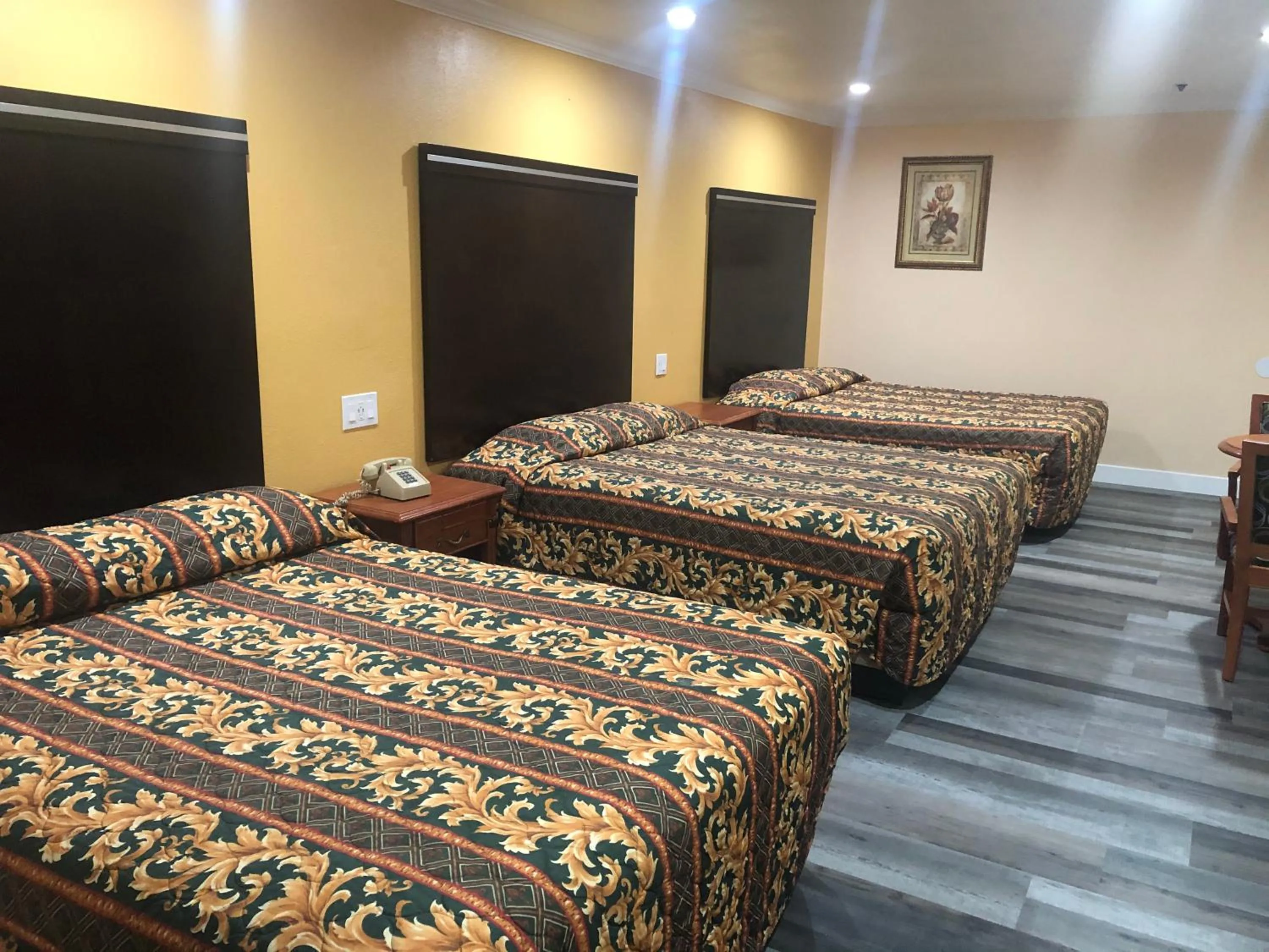 Bed in Economy Inn near Ontario Airport - Chino