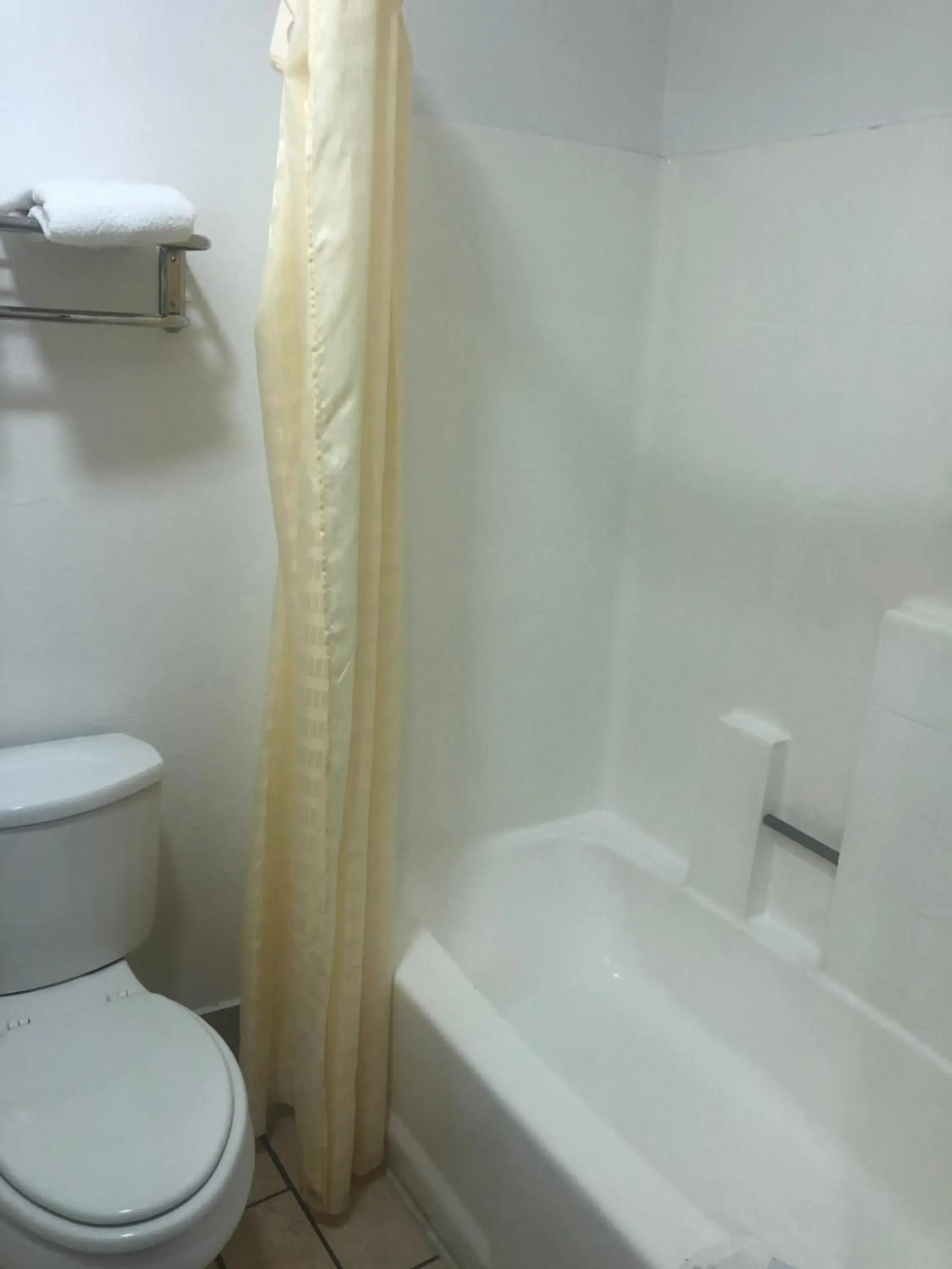 Queen Room with Two Queen Beds in Economy Inn near Ontario Airport - Chino Queen Room with Two Queen Beds in Economy Inn near Ontario Airport - Chino