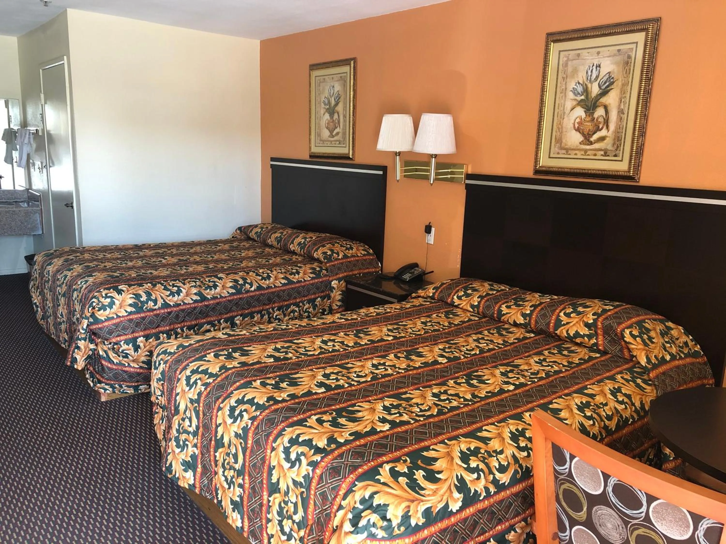 Bed in Economy Inn near Ontario Airport - Chino