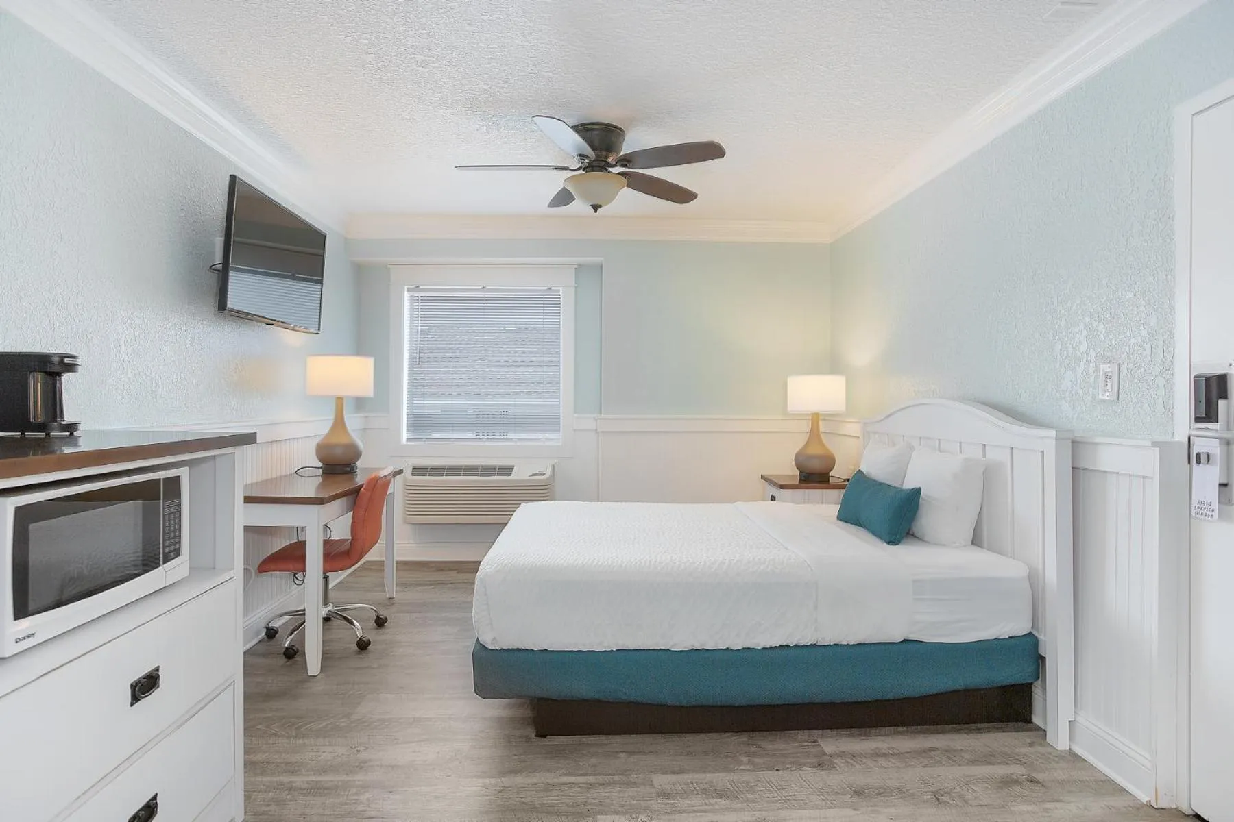 Photo of the whole room, Bed in John Yancey Oceanfront Inn