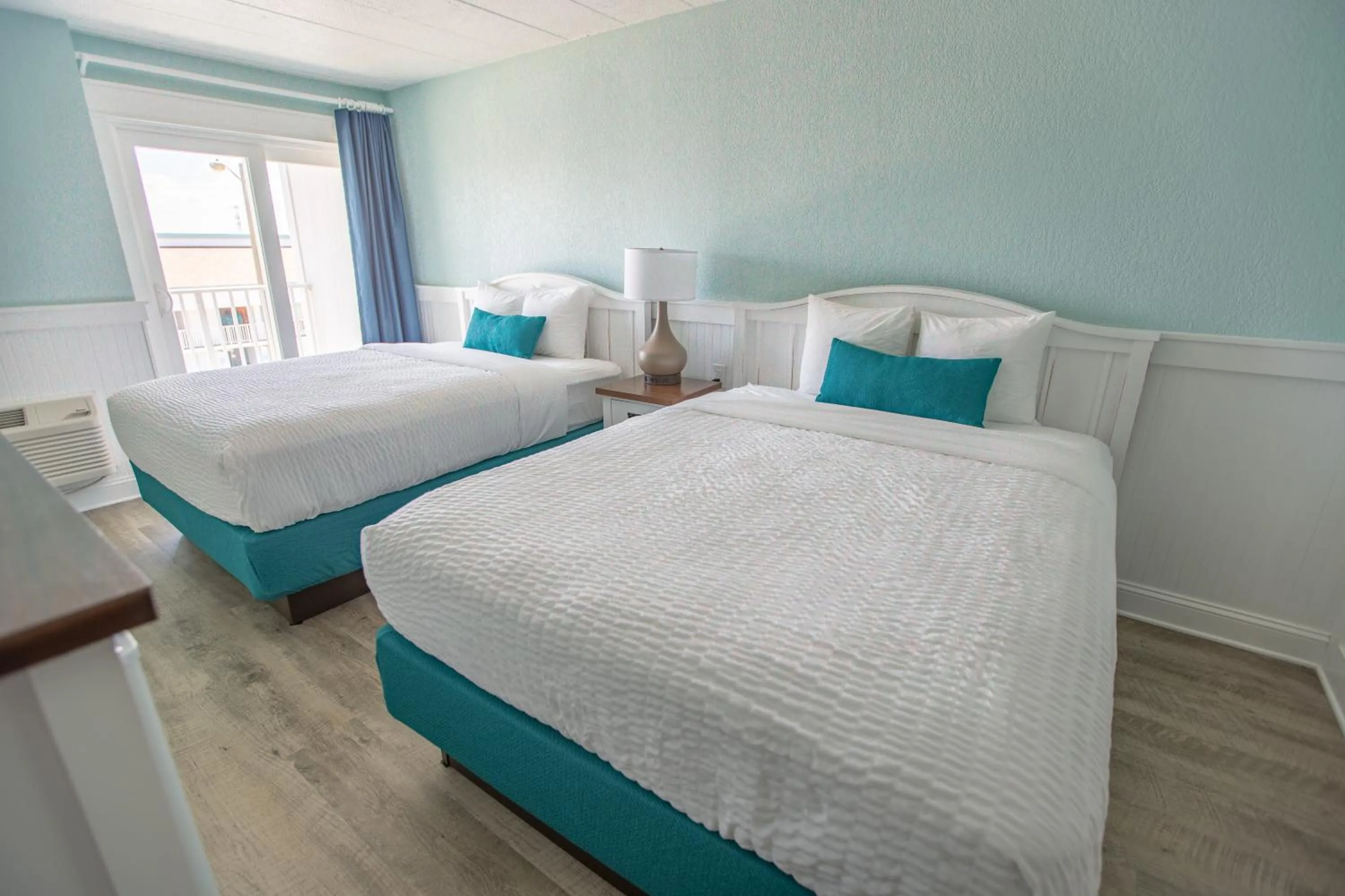 Photo of the whole room, Bed in John Yancey Oceanfront Inn