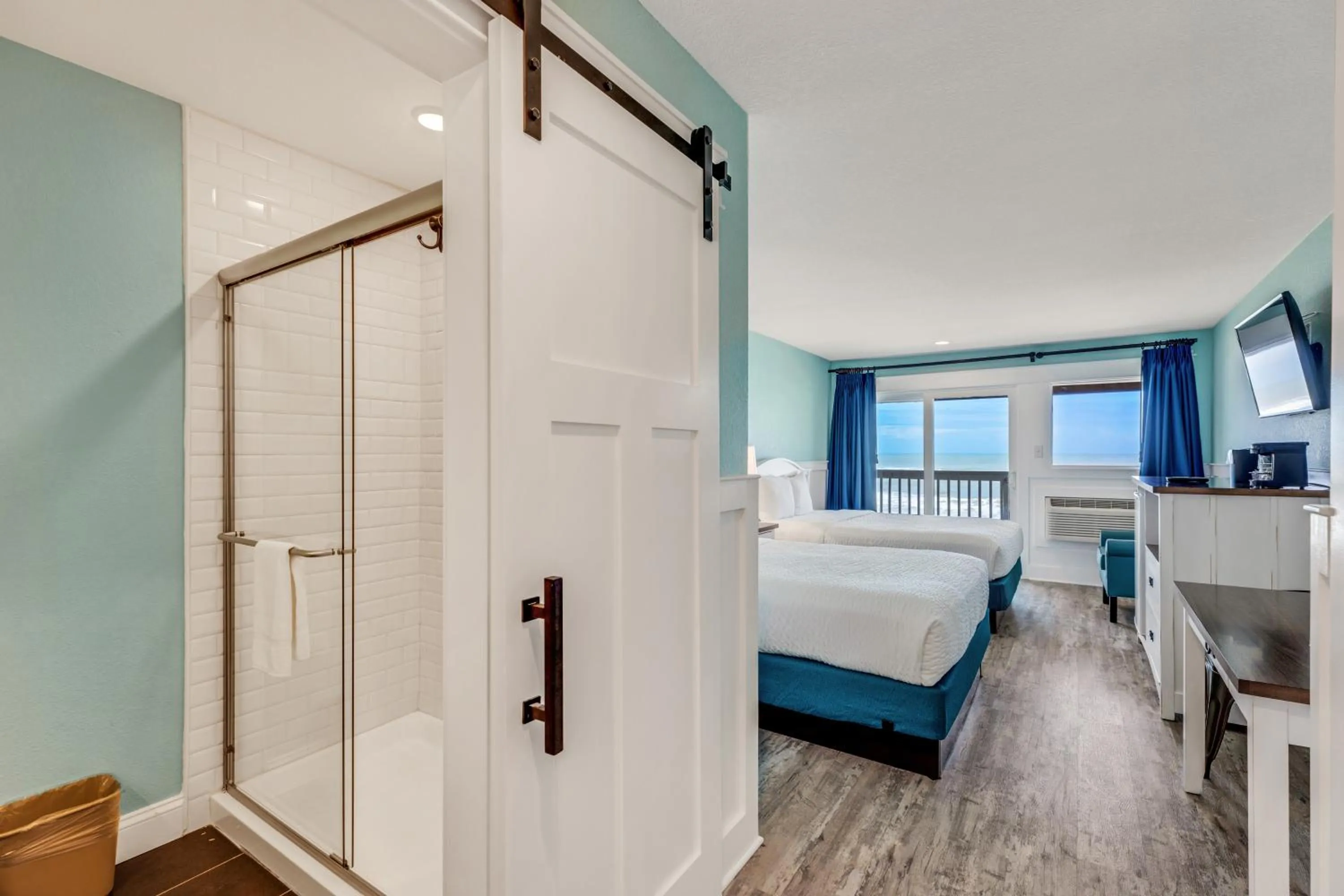 Shower, Bed in John Yancey Oceanfront Inn
