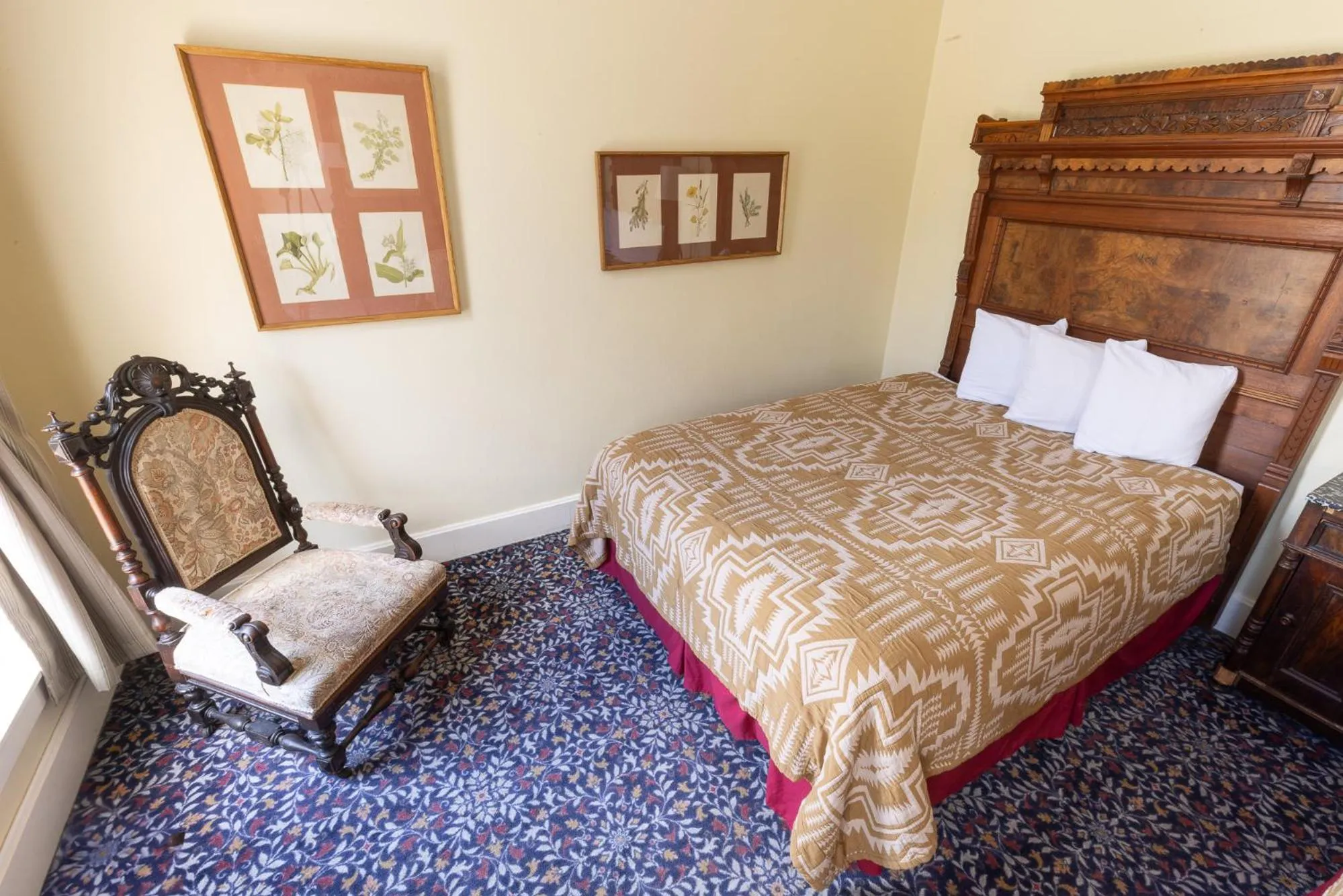 Bedroom, Bed in Historic Plaza Hotel