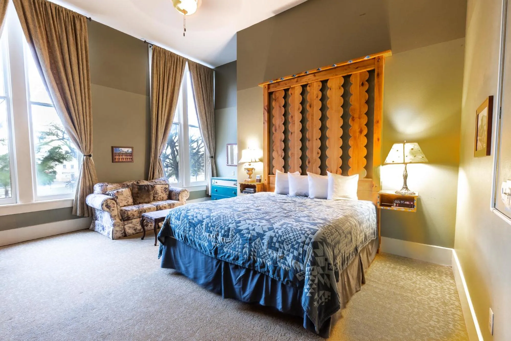 Photo of the whole room, Bed in Historic Plaza Hotel