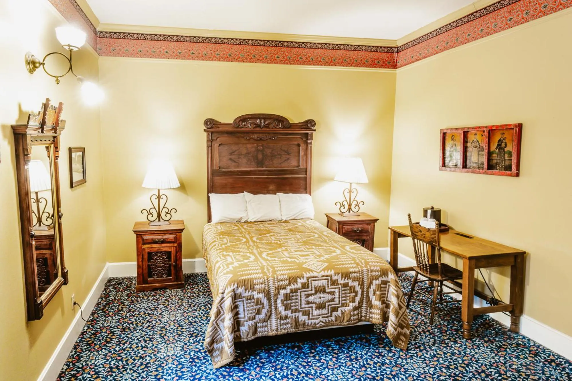 Photo of the whole room, Bed in Historic Plaza Hotel