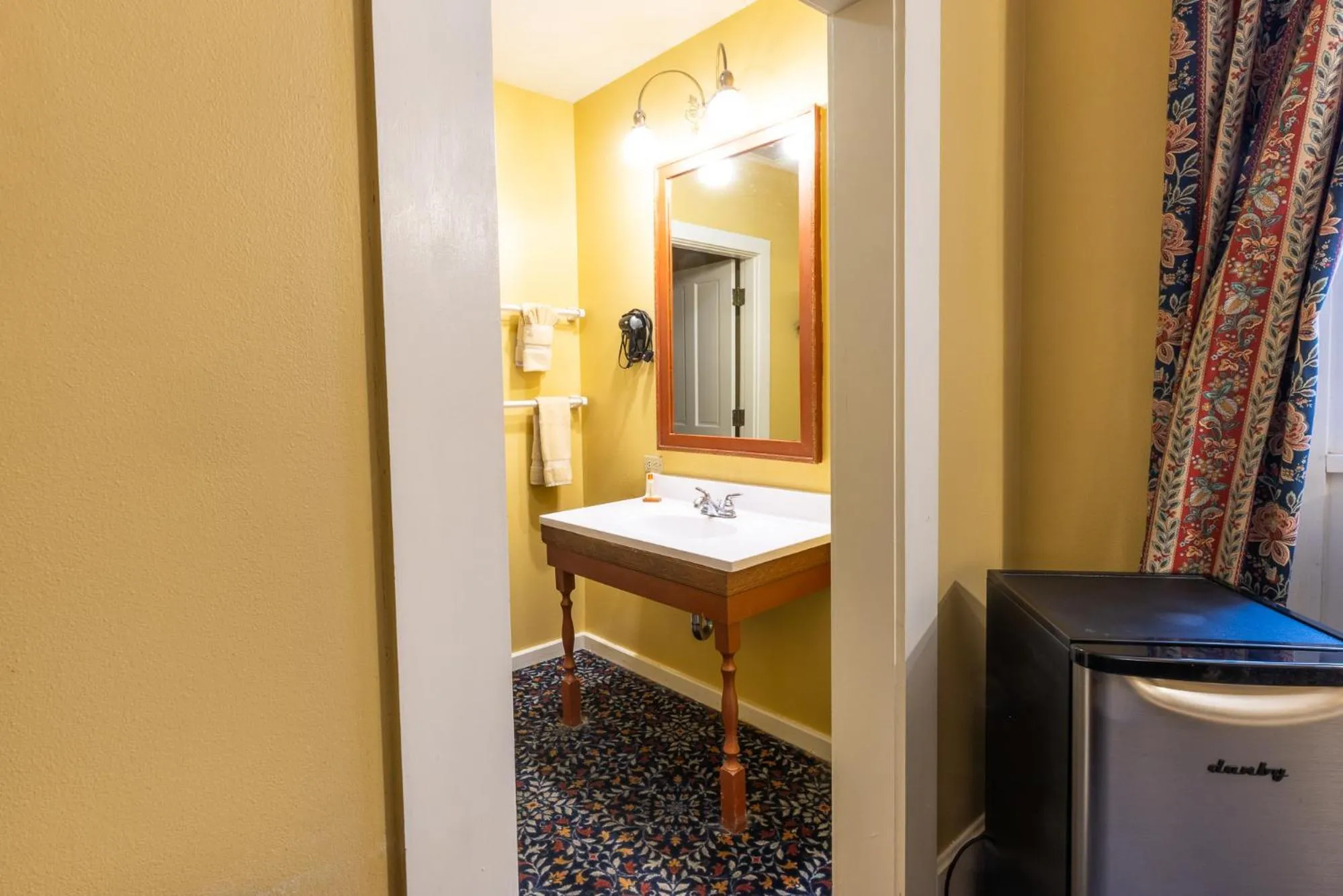 Bathroom in Historic Plaza Hotel