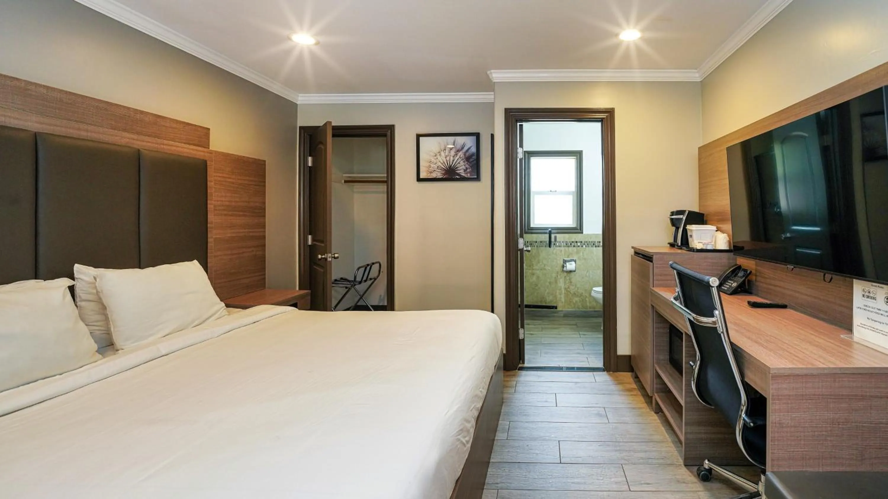 Bed in Americas Best Value Inn, Antioch