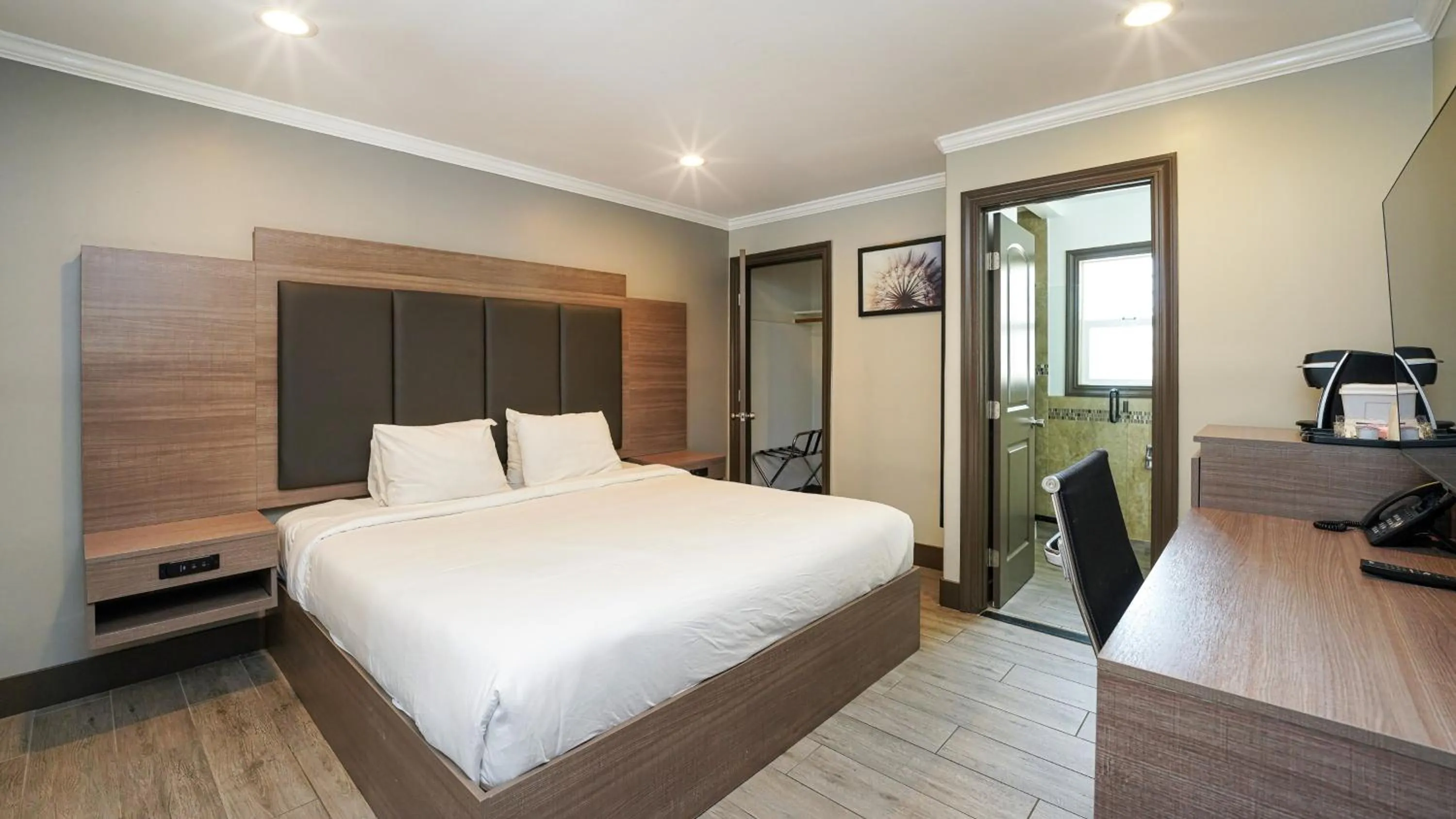 Bed in Americas Best Value Inn, Antioch