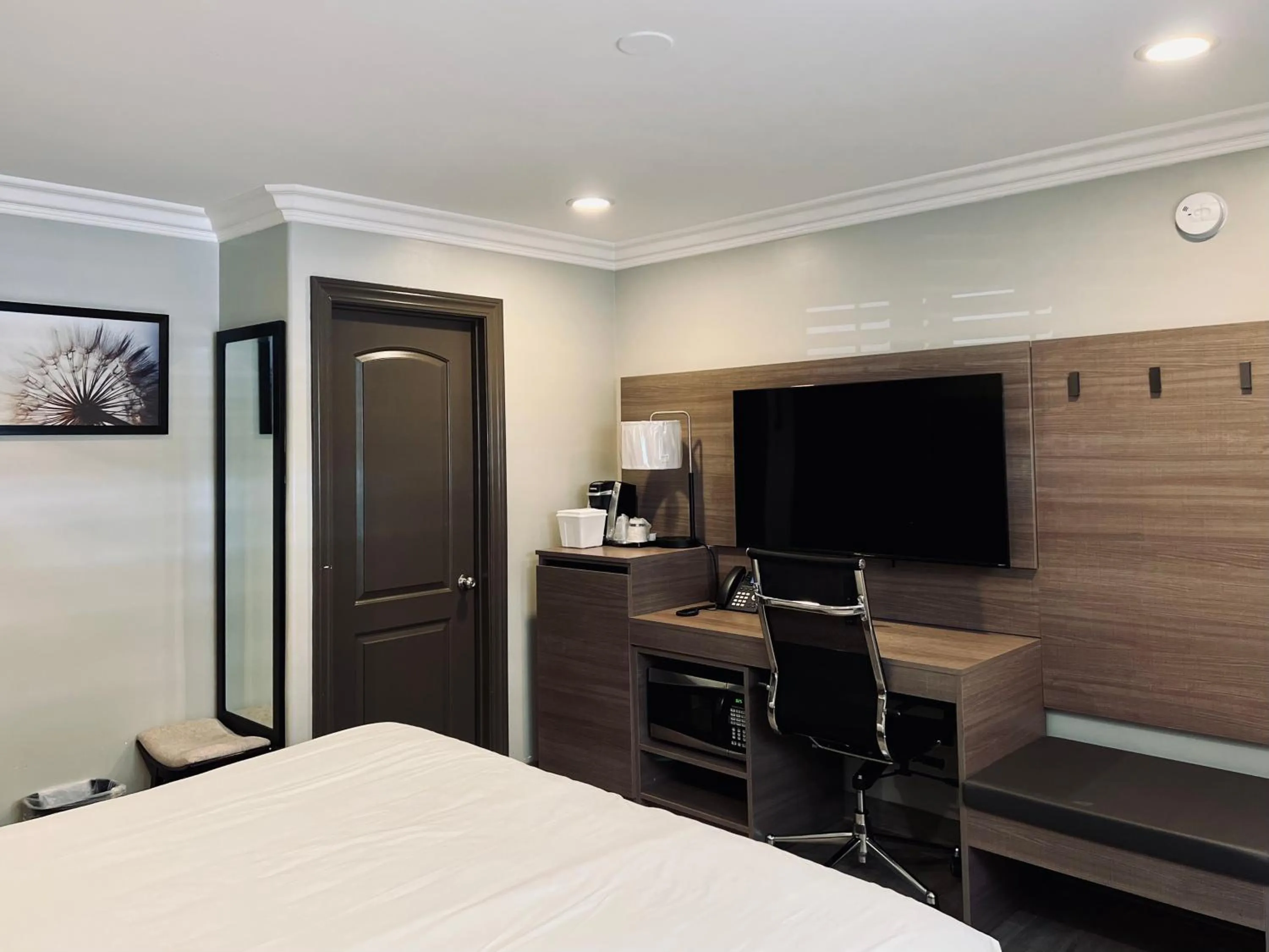 TV and multimedia, Bed in Americas Best Value Inn, Antioch