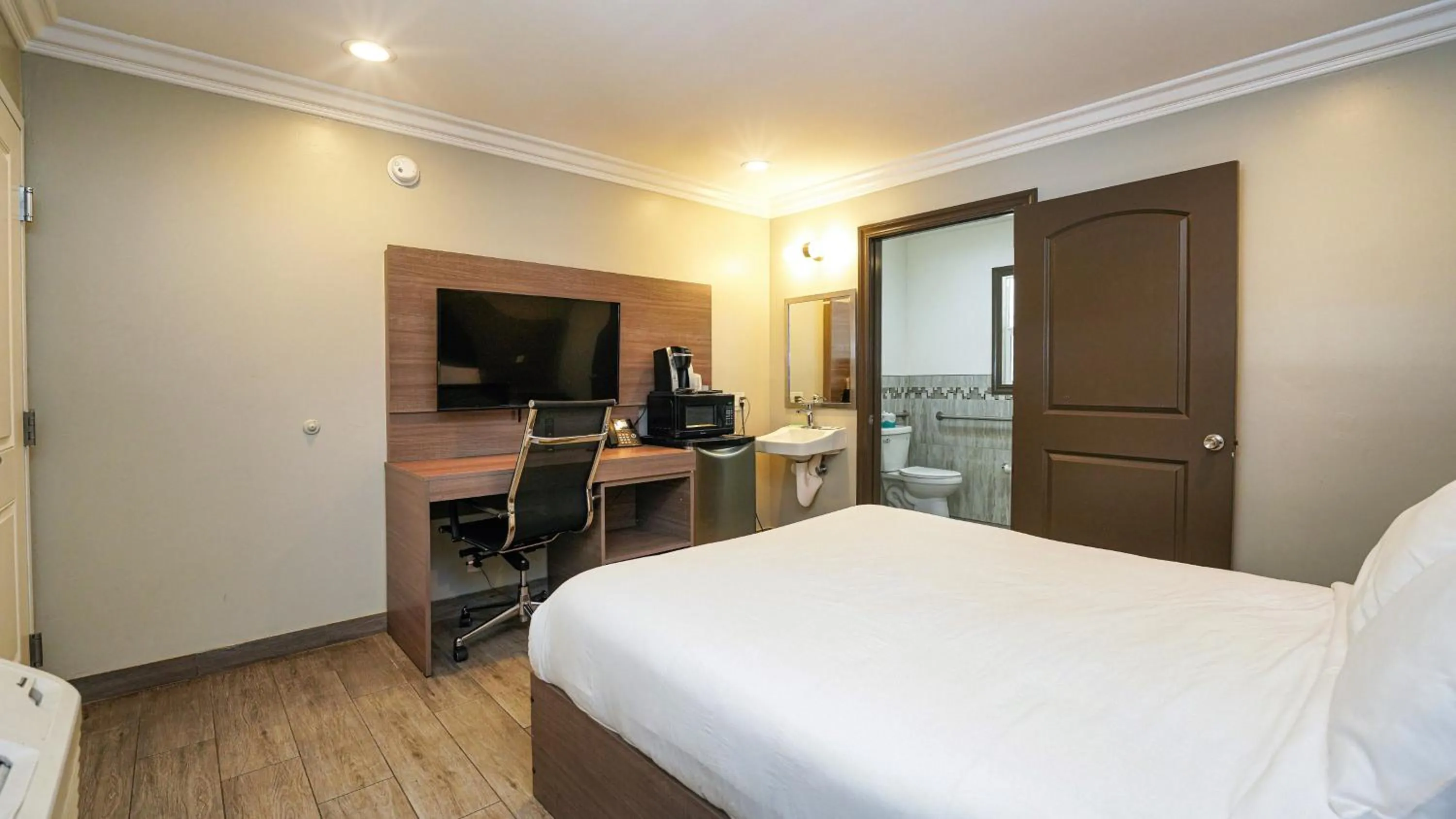 Bed in Americas Best Value Inn, Antioch