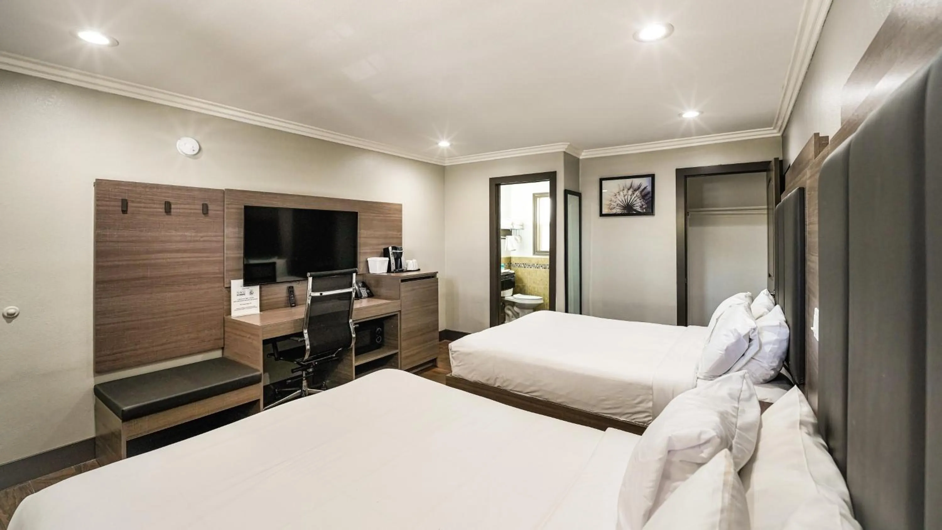 Bedroom, Bed in Americas Best Value Inn, Antioch