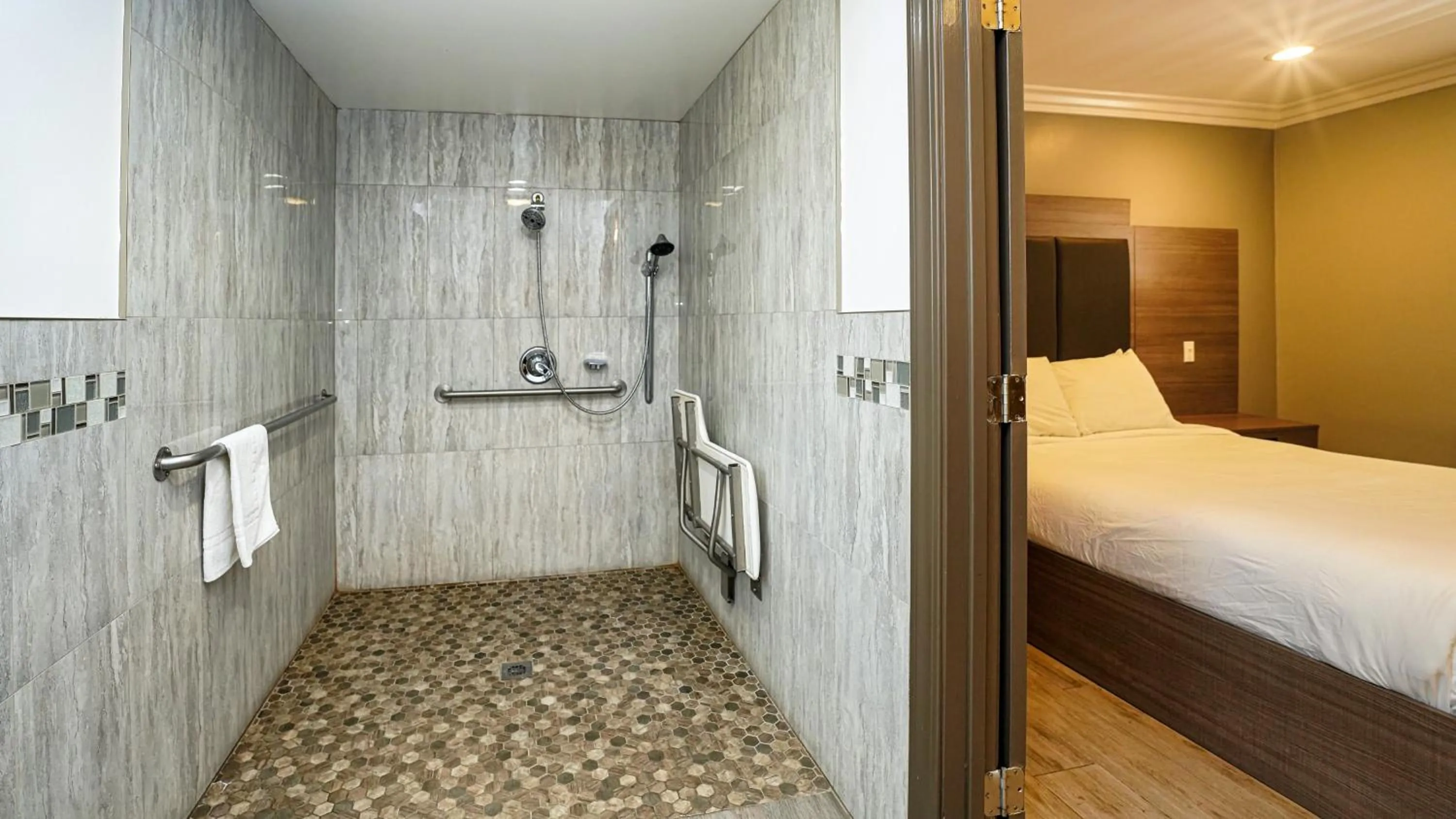 Bathroom, Bed in Americas Best Value Inn, Antioch