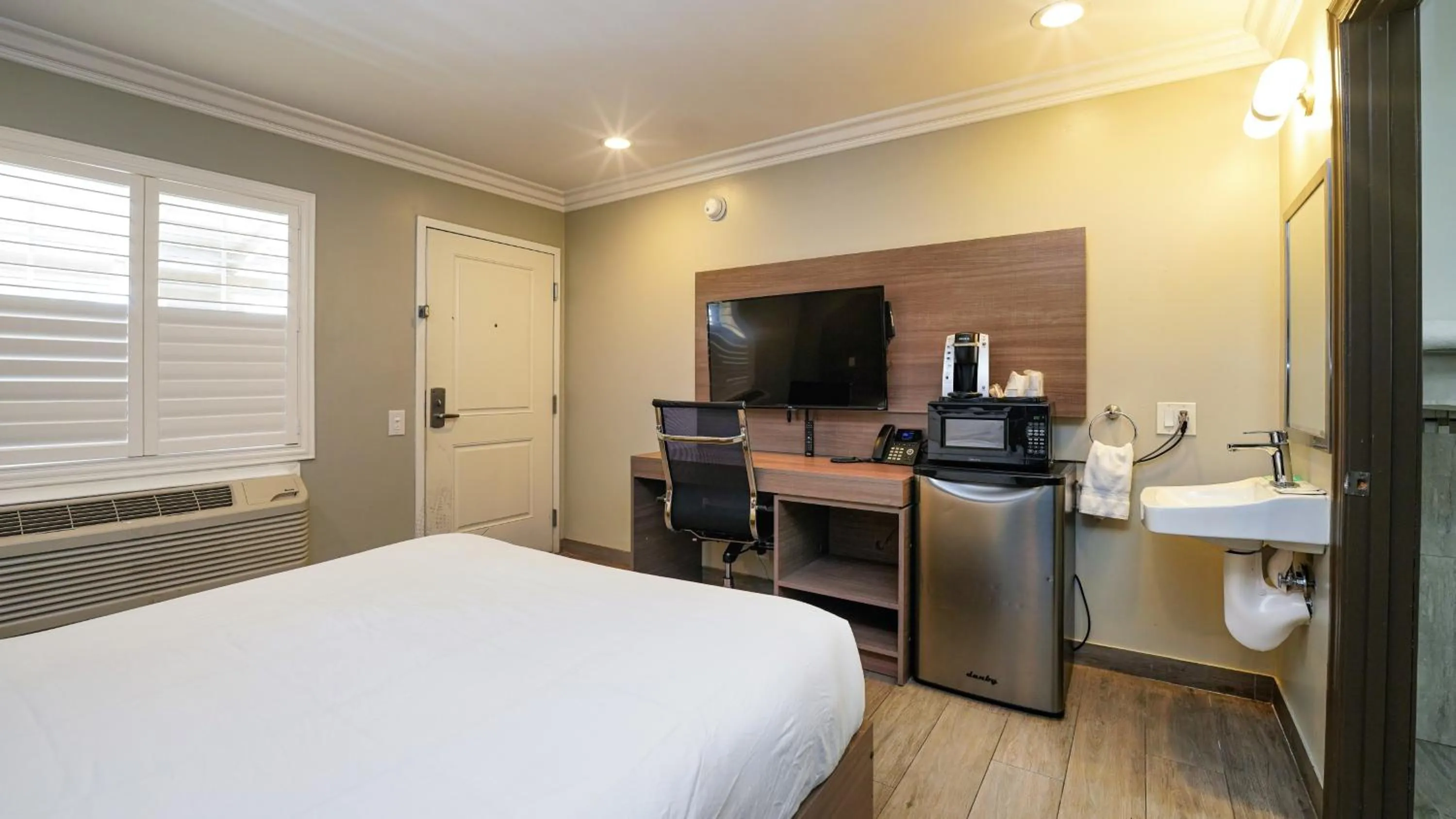 Photo of the whole room, Bed in Americas Best Value Inn, Antioch