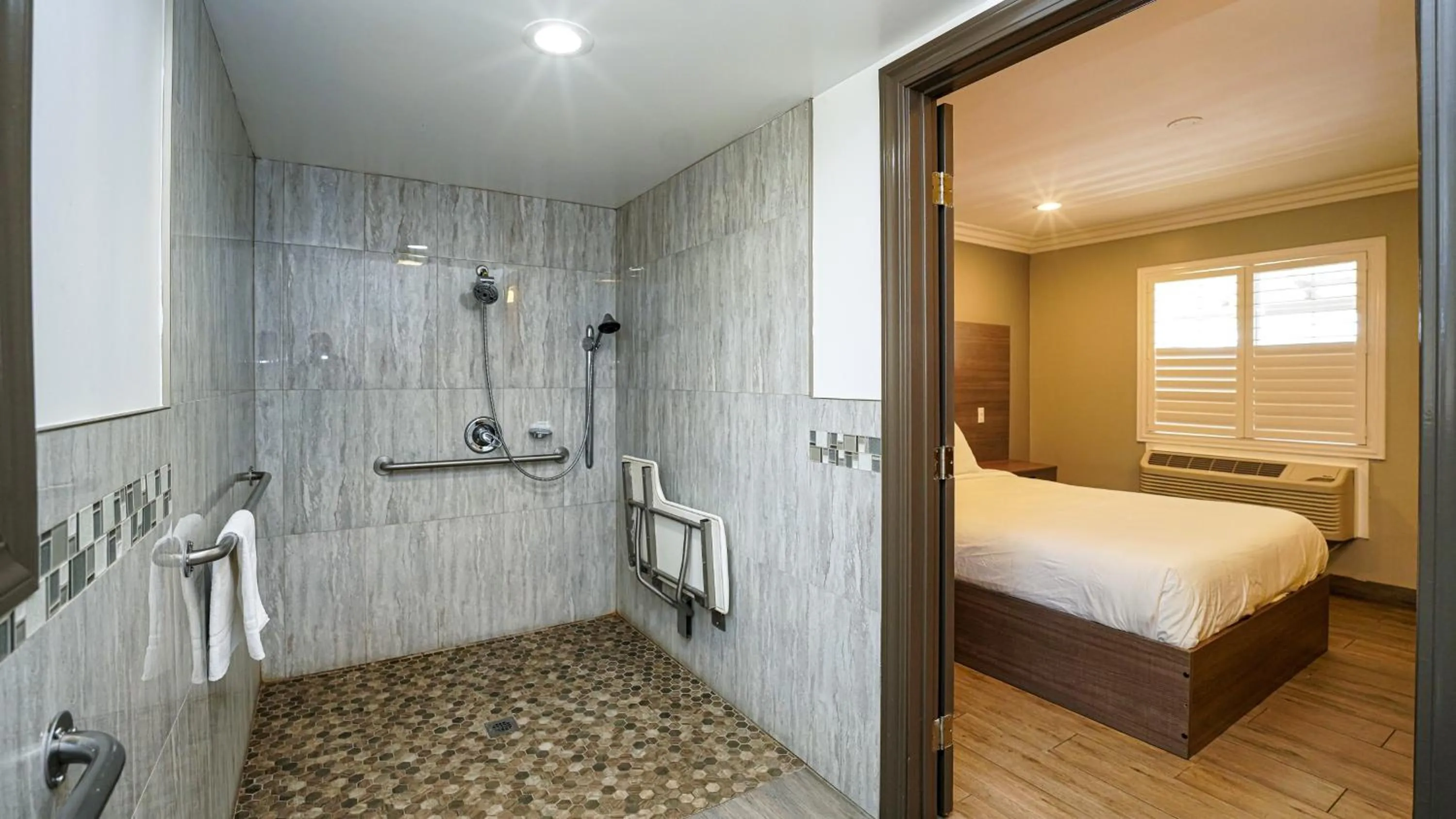 Bathroom, Bed in Americas Best Value Inn, Antioch