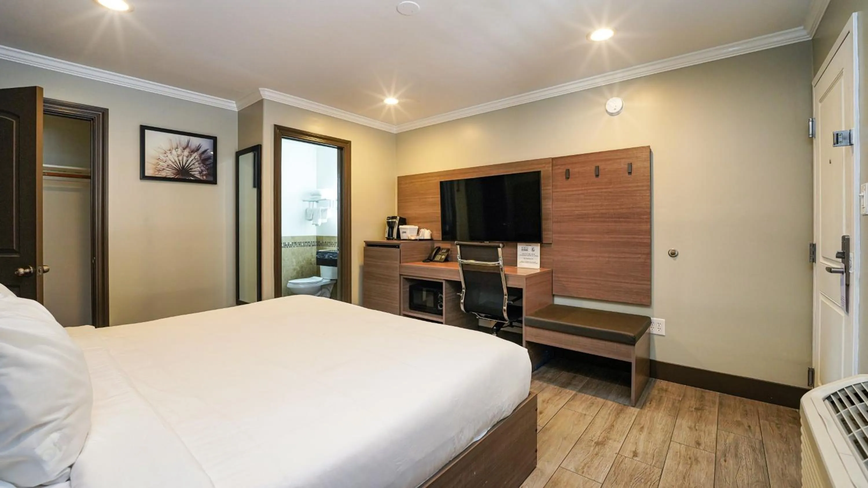 Bed in Americas Best Value Inn, Antioch