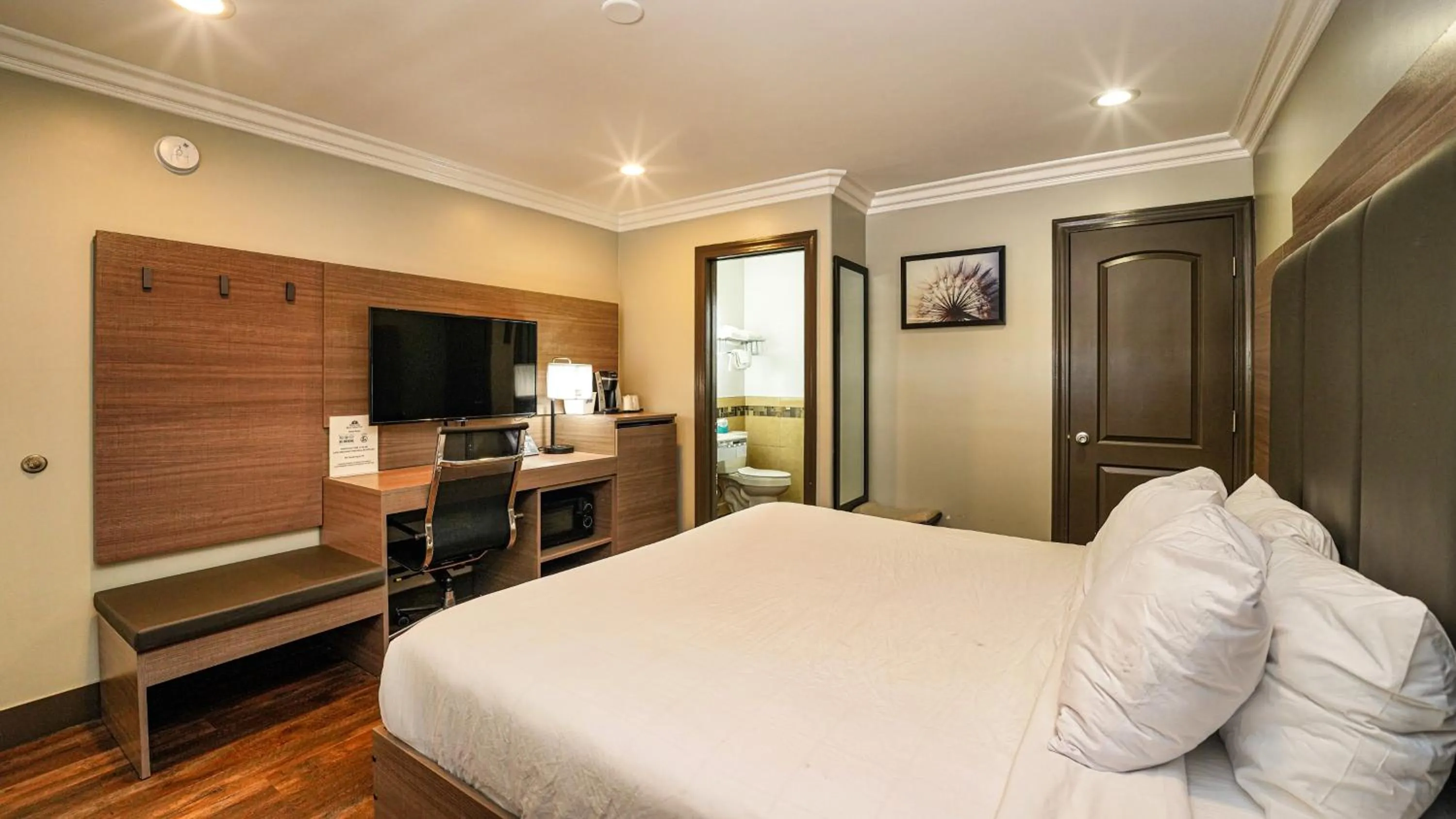 Bed in Americas Best Value Inn, Antioch