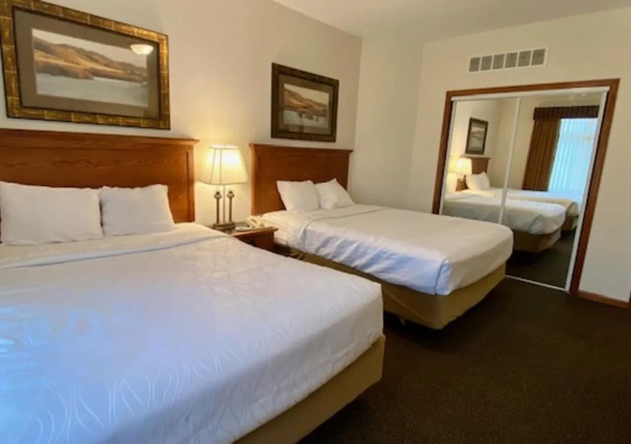Bed in Arrowwood Resort Hotel and Conference Center - Alexandria