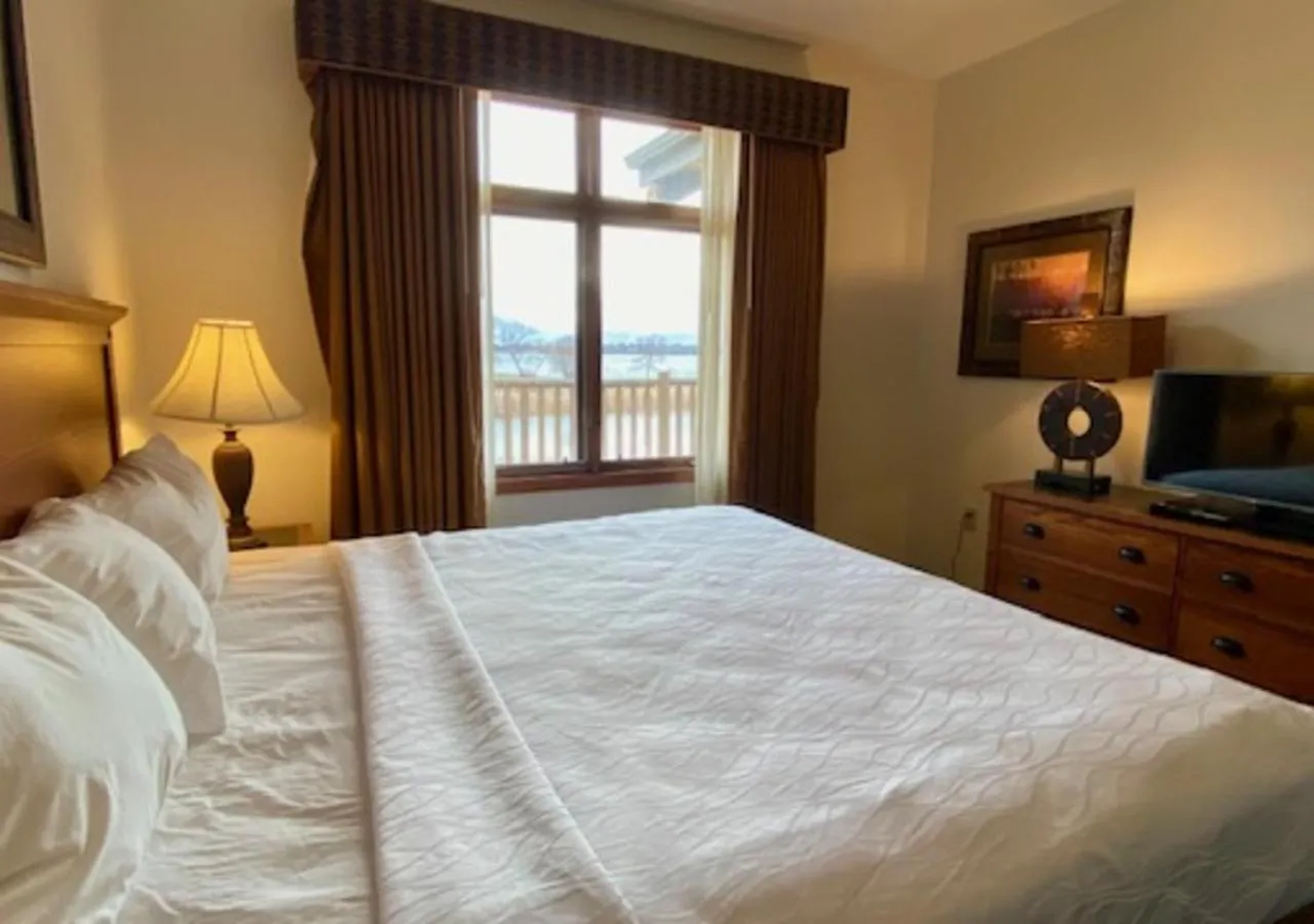 Bed in Arrowwood Resort Hotel and Conference Center - Alexandria