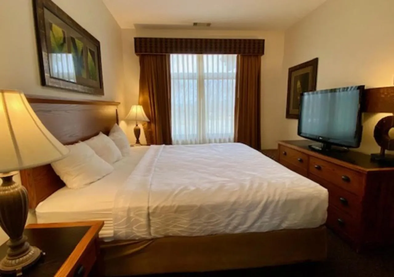 Bed in Arrowwood Resort Hotel and Conference Center - Alexandria