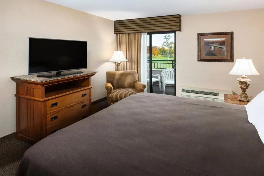 Bed in Arrowwood Resort Hotel and Conference Center - Alexandria