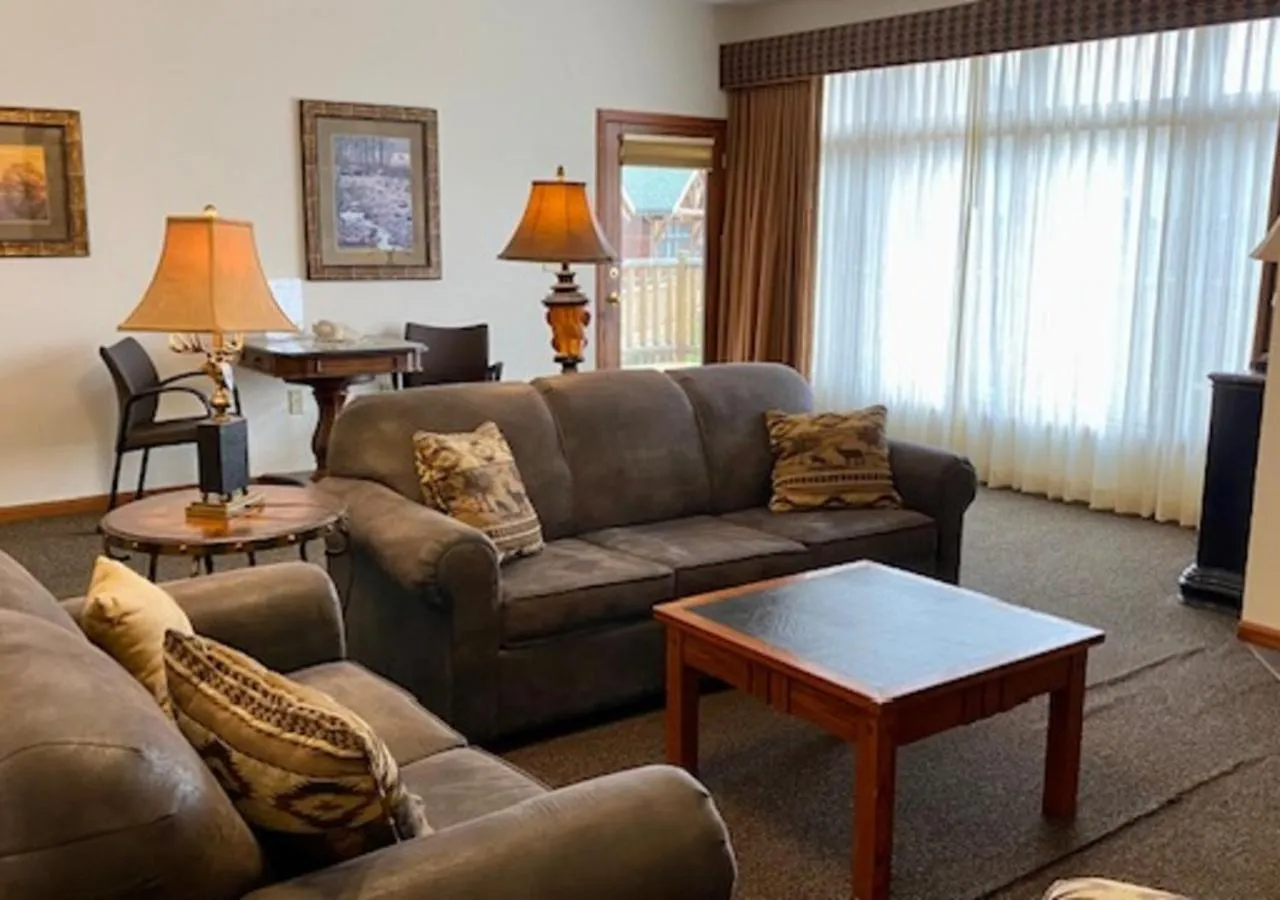 Living room in Arrowwood Resort Hotel and Conference Center - Alexandria