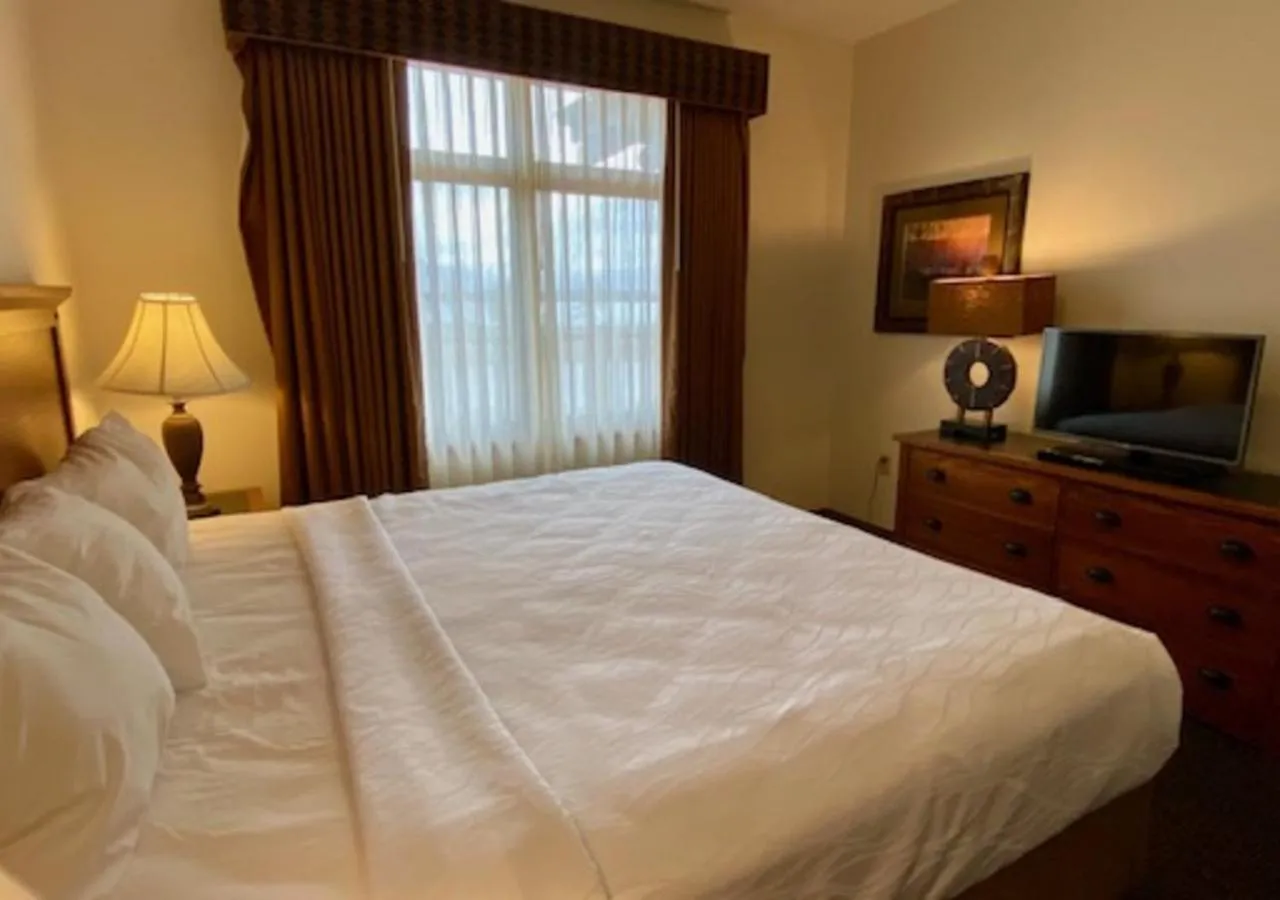Bed in Arrowwood Resort Hotel and Conference Center - Alexandria