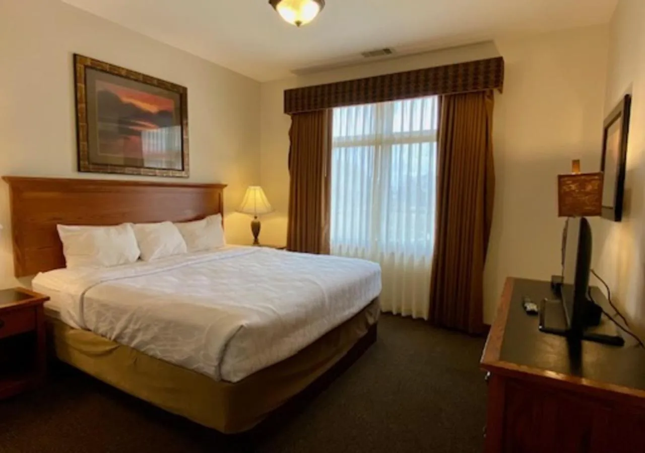Bed in Arrowwood Resort Hotel and Conference Center - Alexandria