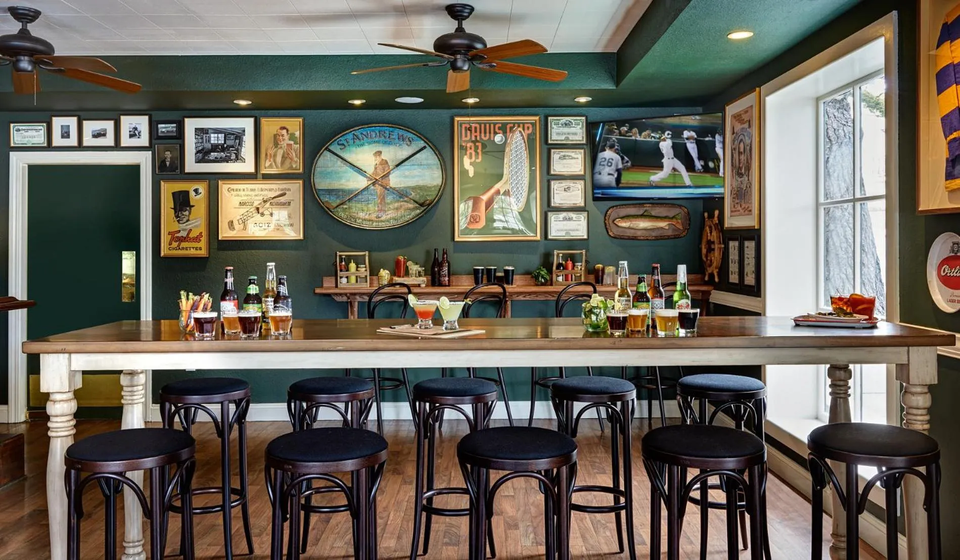 Restaurant/places to eat in Hotel Carmel