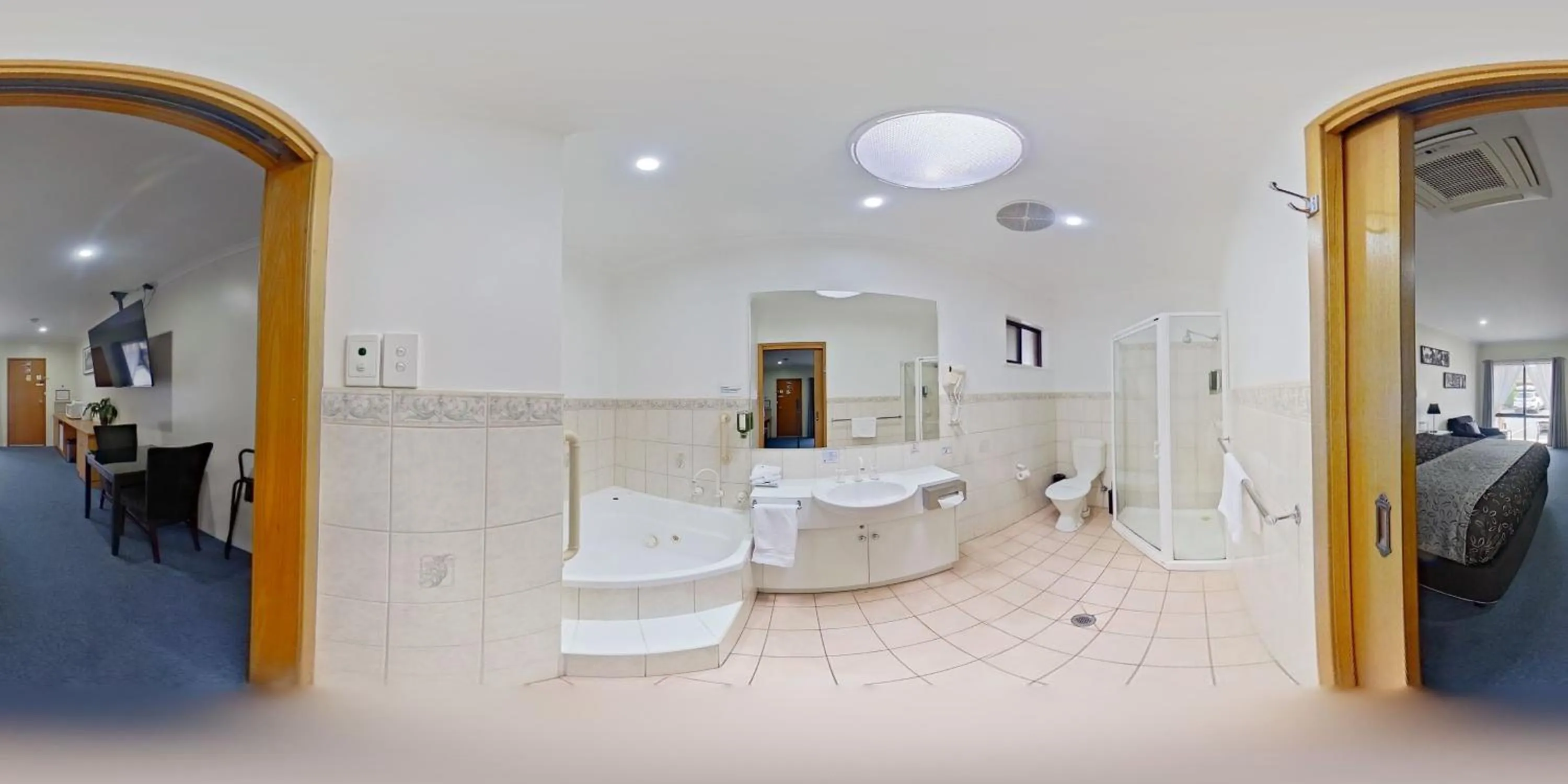 Toilet in Comfort Inn May Park