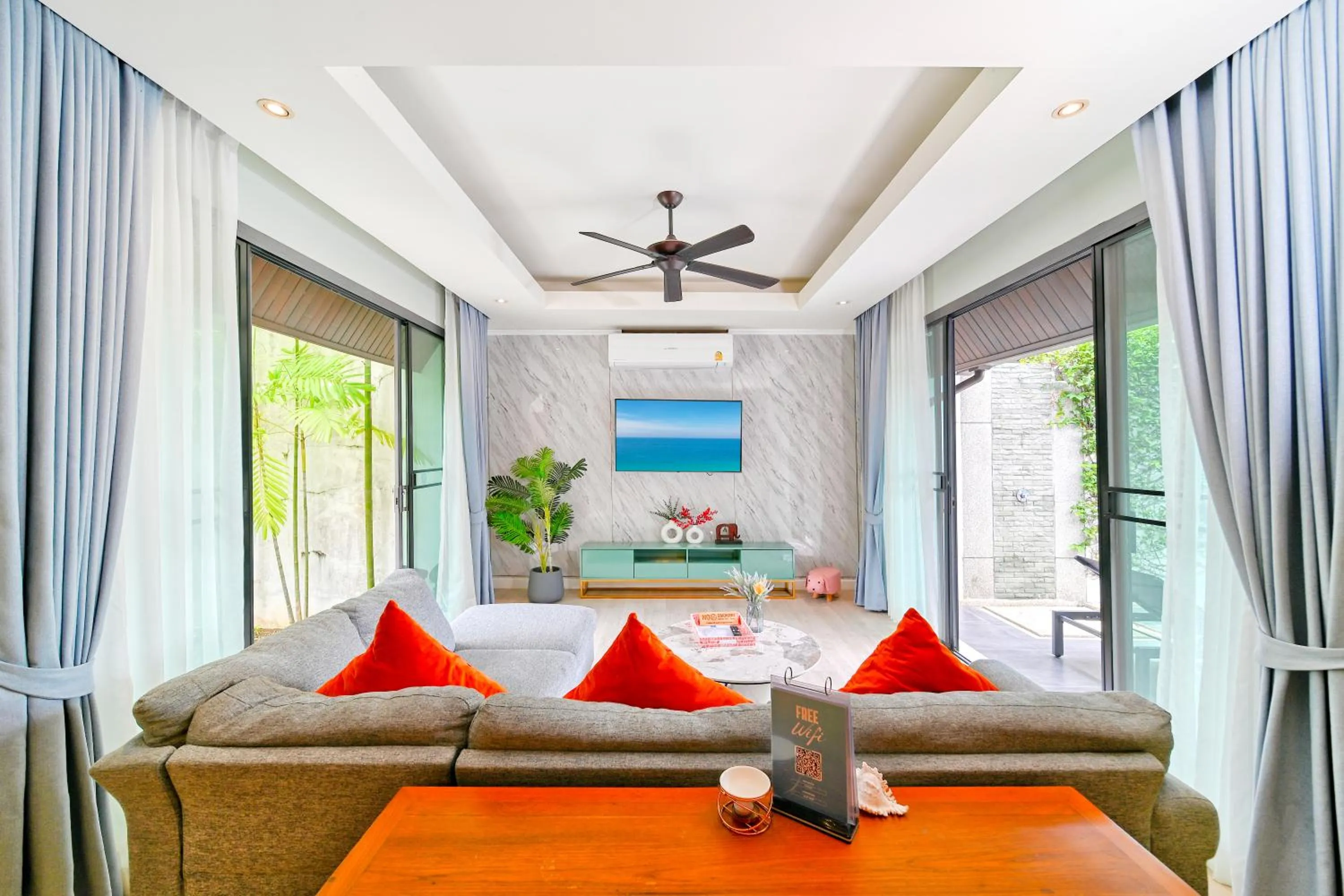 Communal lounge/ TV room in The Kiri Villas Resort