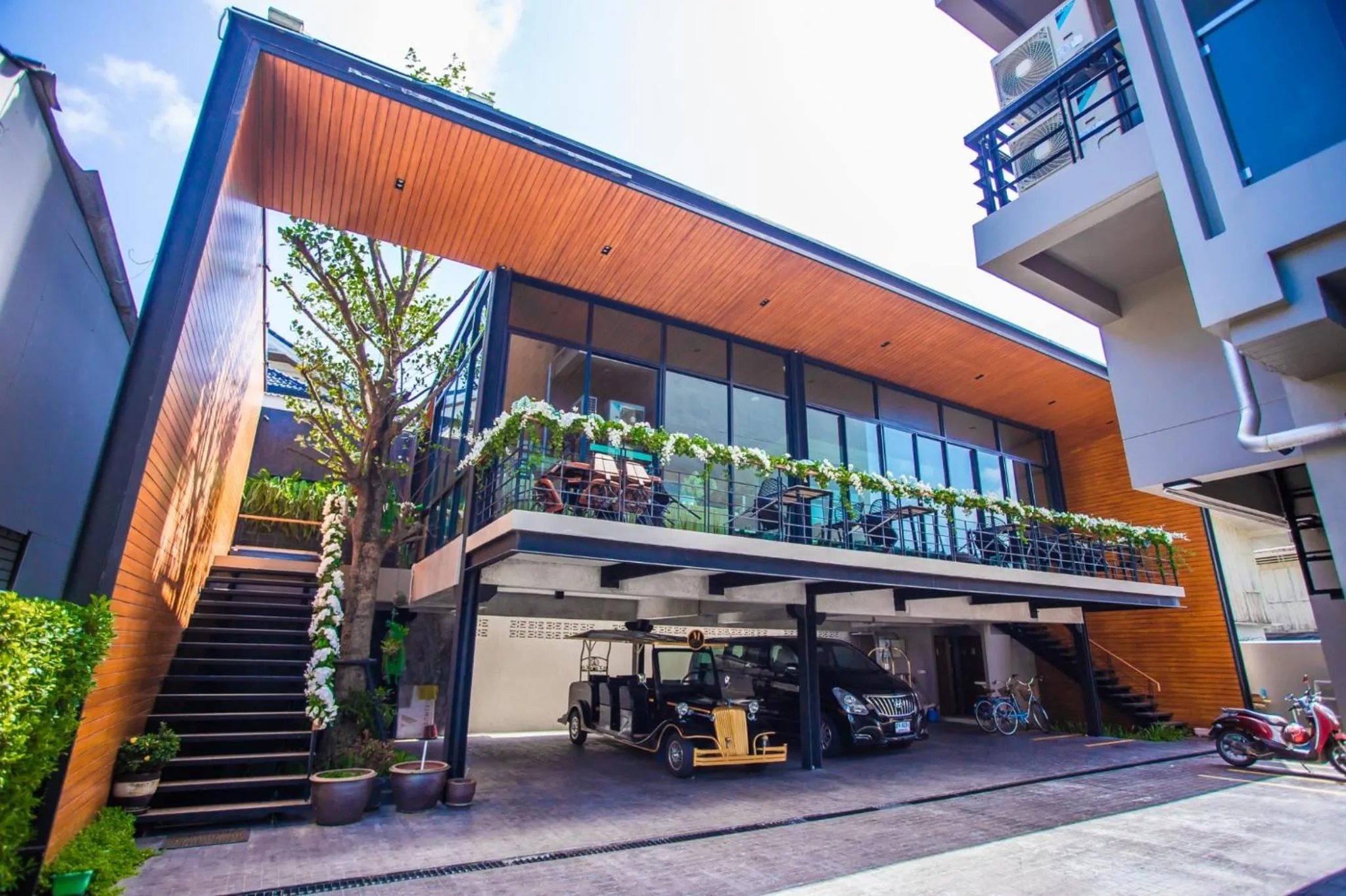 Restaurant/places to eat in Montana Hotel Songkhla