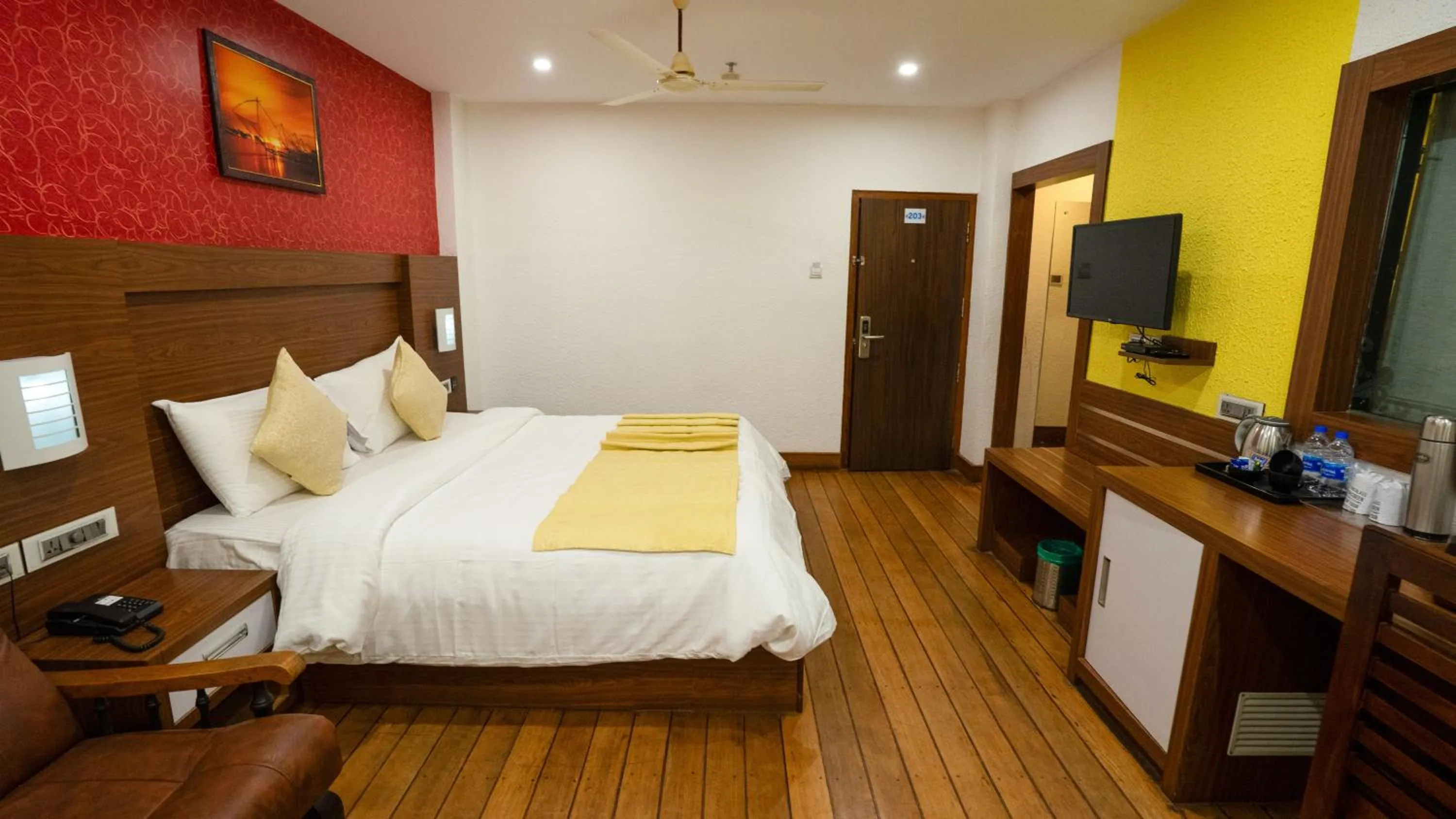 Photo of the whole room, Bed in HillView Munnar