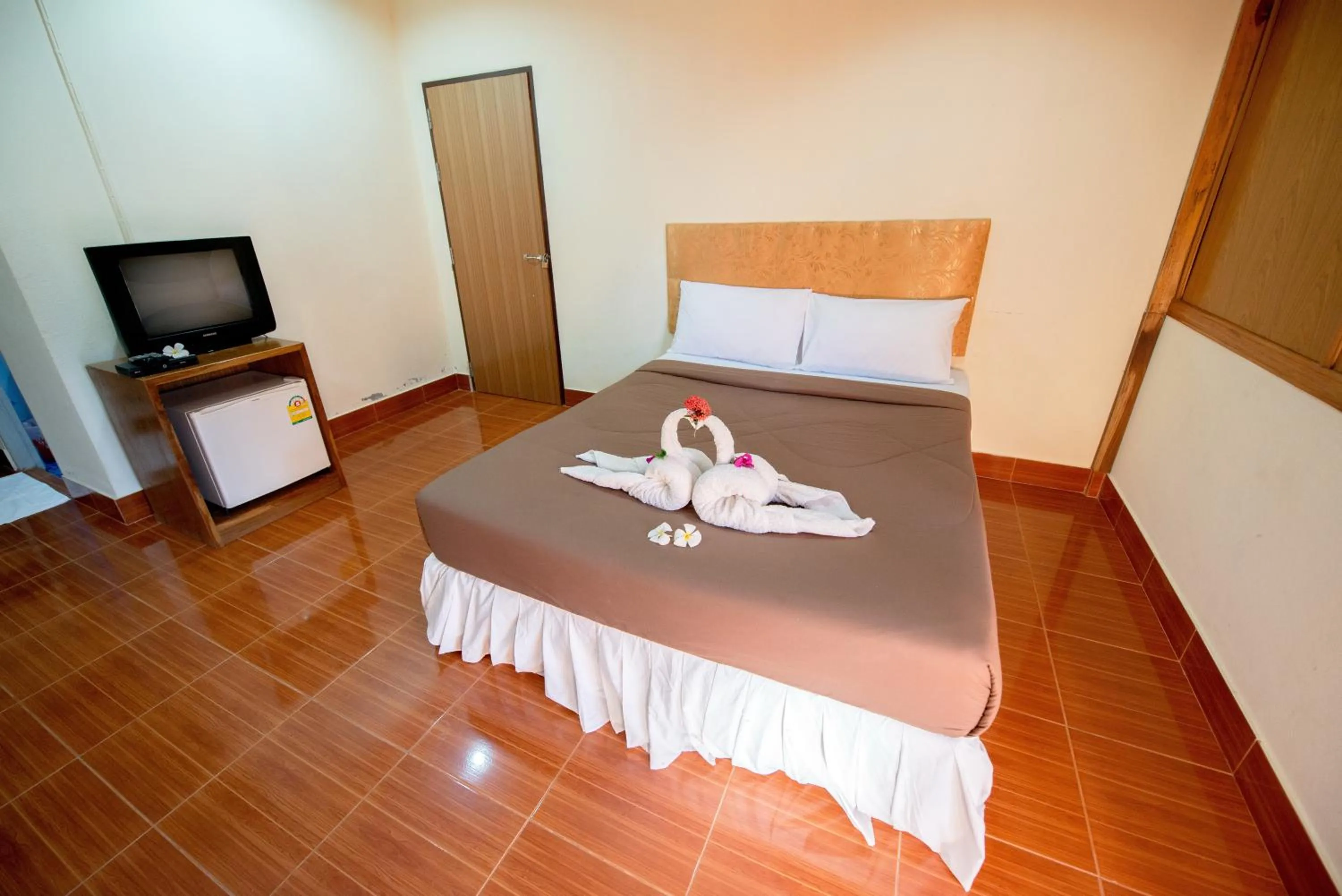 Photo of the whole room, Bed in Poonsap Resort