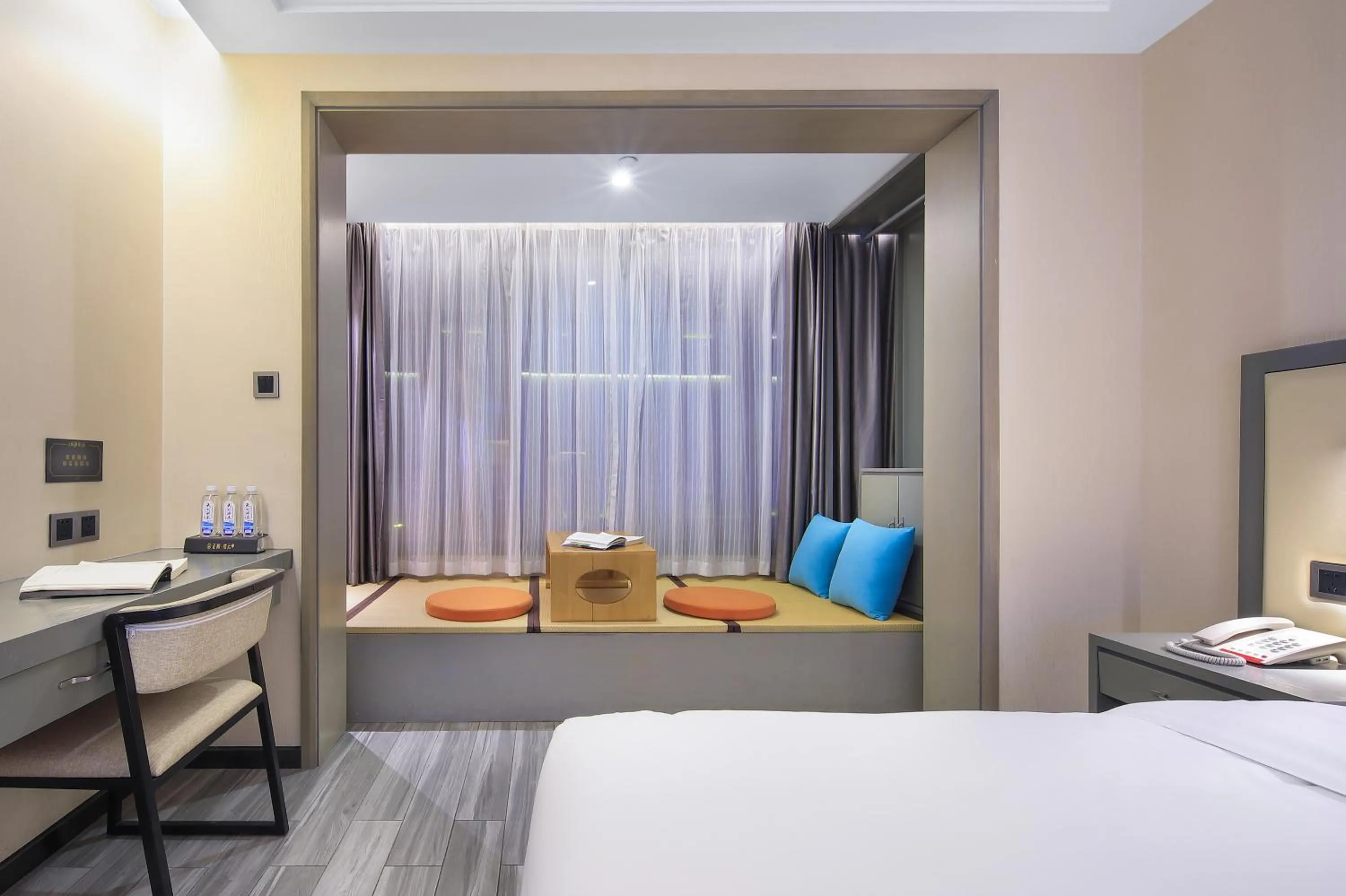 Seating area, Bed in Wing Hotel Guilin - Central Square