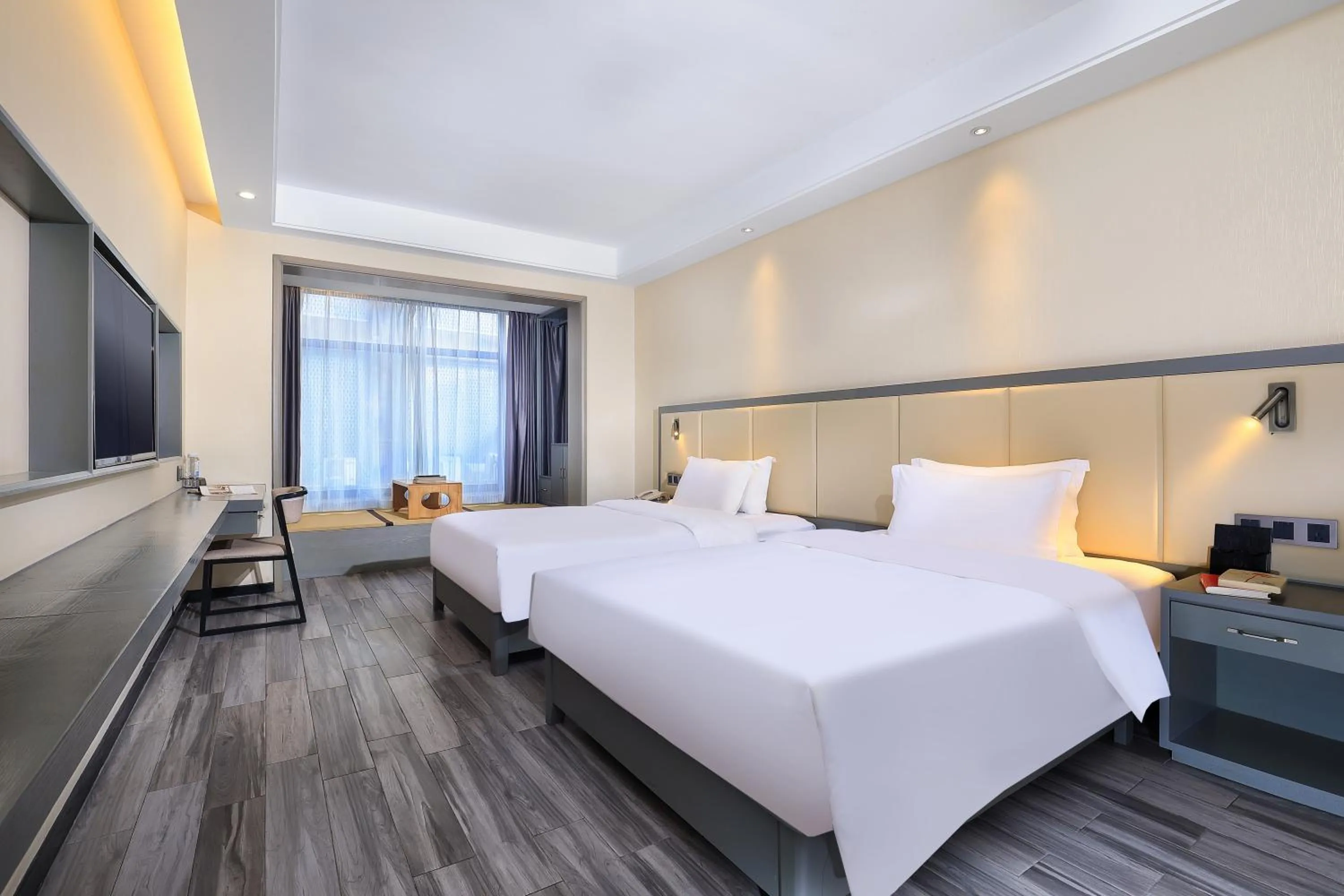 Photo of the whole room, Bed in Wing Hotel Guilin - Central Square